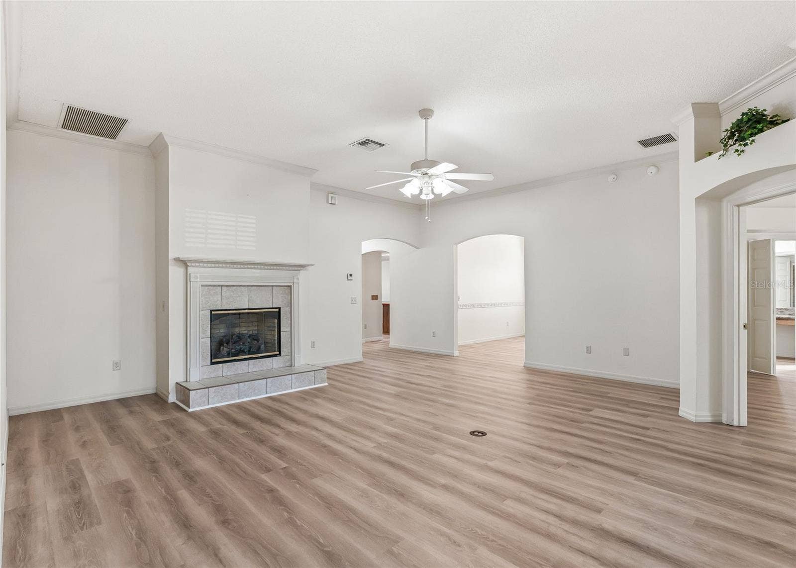 2762 MORVEN PARK WAY, The Villages, FL 32162 Crown Molding Throughout.
