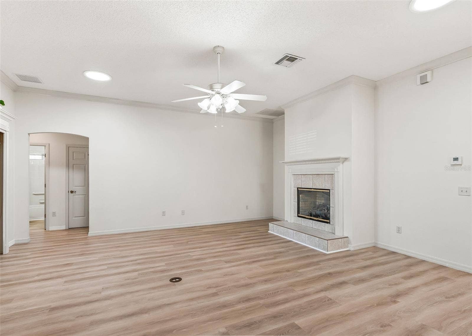 2762 MORVEN PARK WAY, The Villages, FL 32162 2 Solar Tubes for Natural Lighting. Luxury Vinyl Plank (LVP) Flooring.