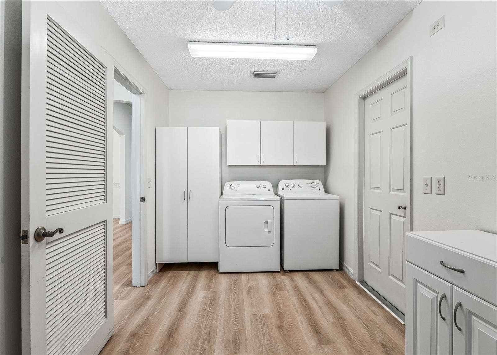 2762 MORVEN PARK WAY, The Villages, FL 32162 Large Laundry w/ Washer & Dryer.