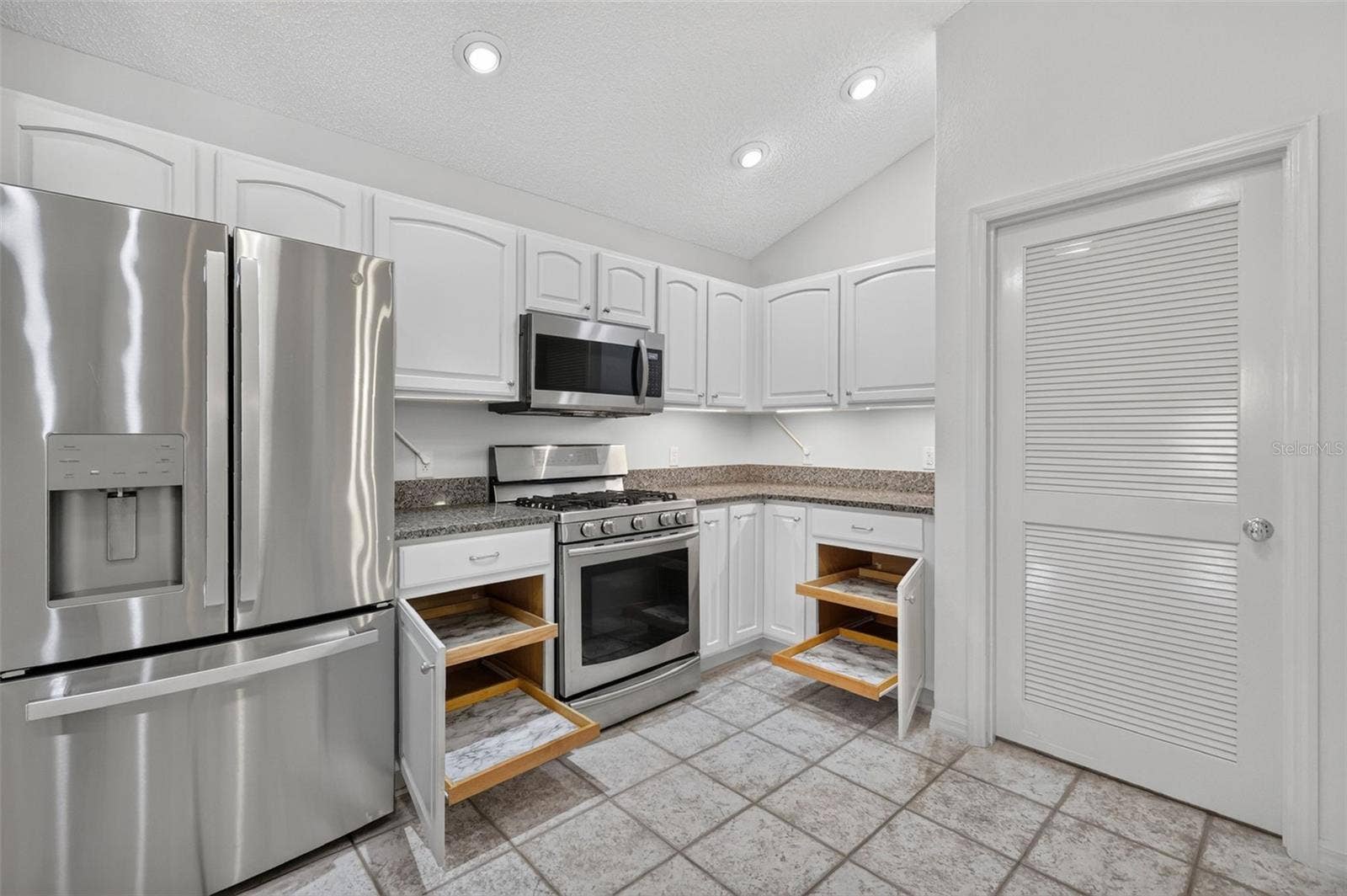 16840 SE 85TH SAPELO COURT, The Villages, FL 32162 Kitchen with Roll-Out Shelving