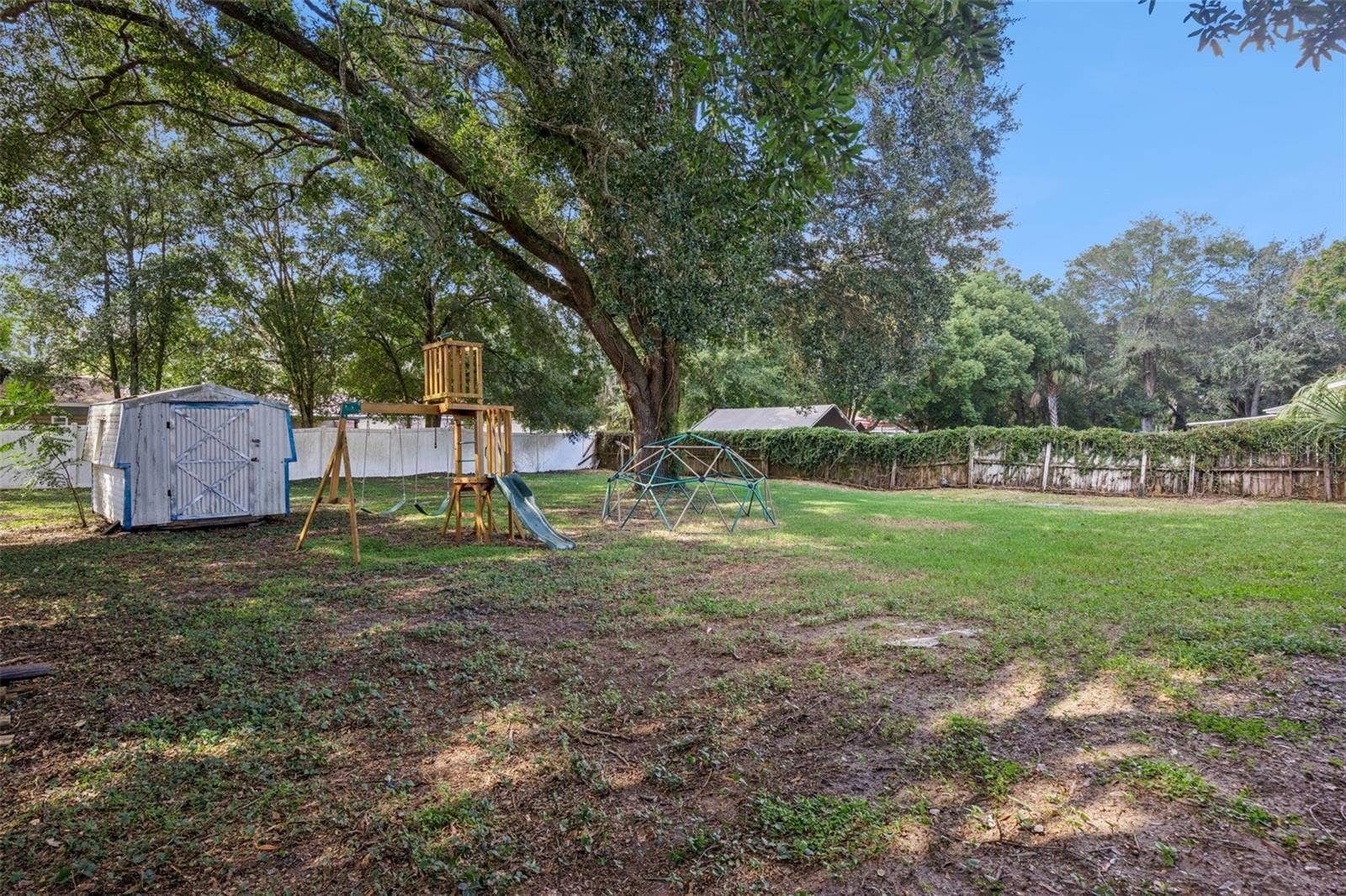 416 WINNERS CIRCLE, Lady Lake, FL 32159 Back yard is spacious.