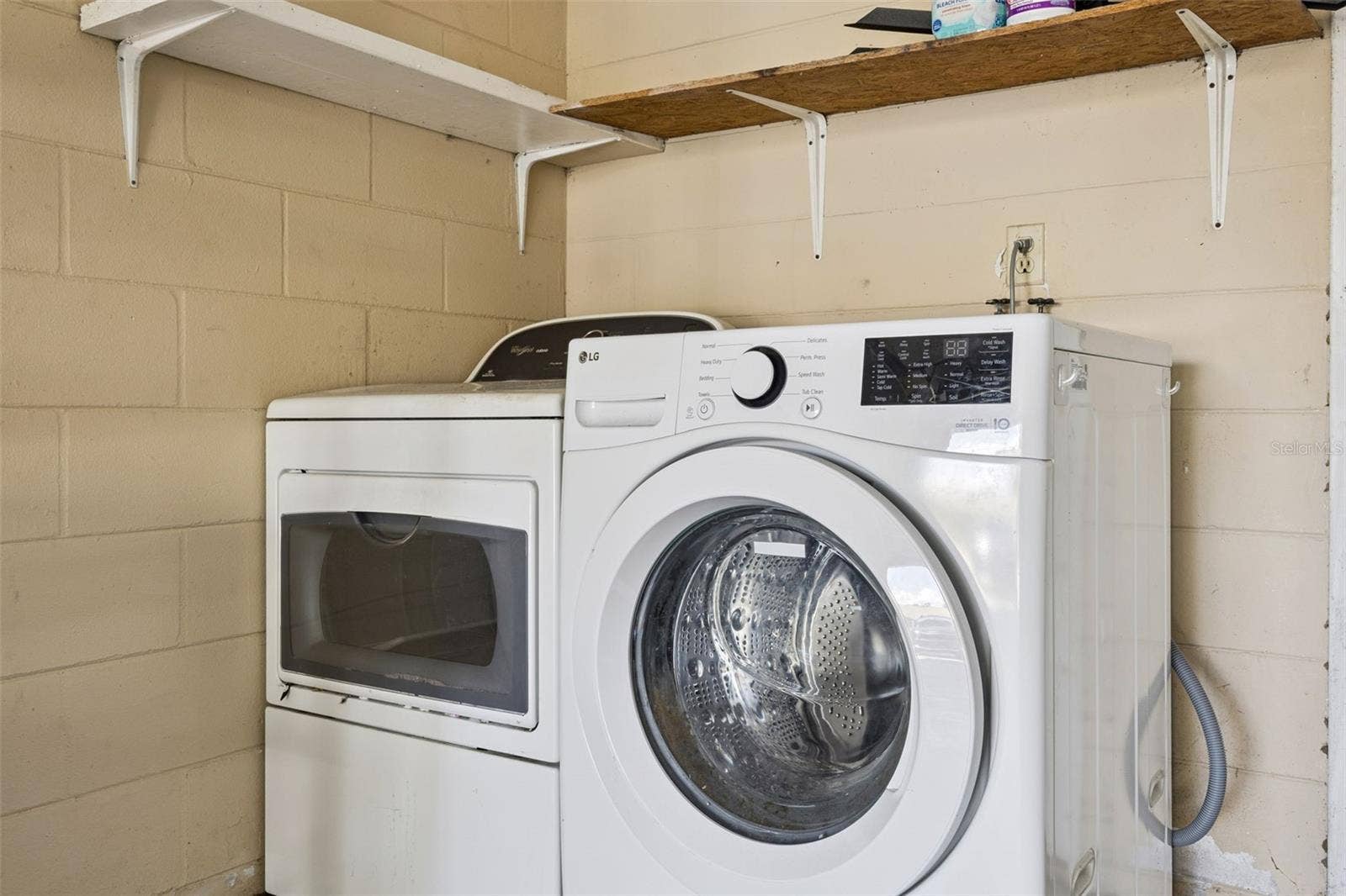 416 WINNERS CIRCLE, Lady Lake, FL 32159 Dryer and Washer hook ups in Garage.