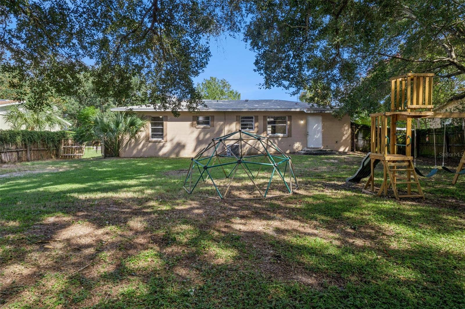 416 WINNERS CIRCLE, Lady Lake, FL 32159 Back yard.