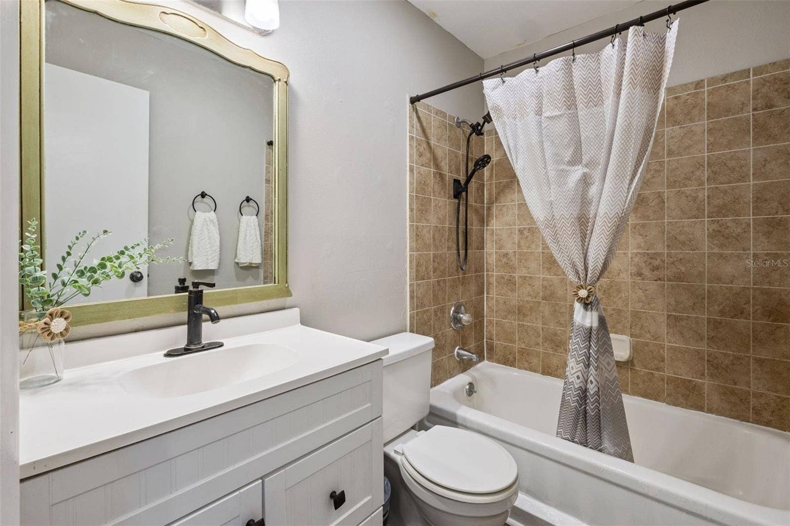 416 WINNERS CIRCLE, Lady Lake, FL 32159 Full Bathroom with newer vanity.