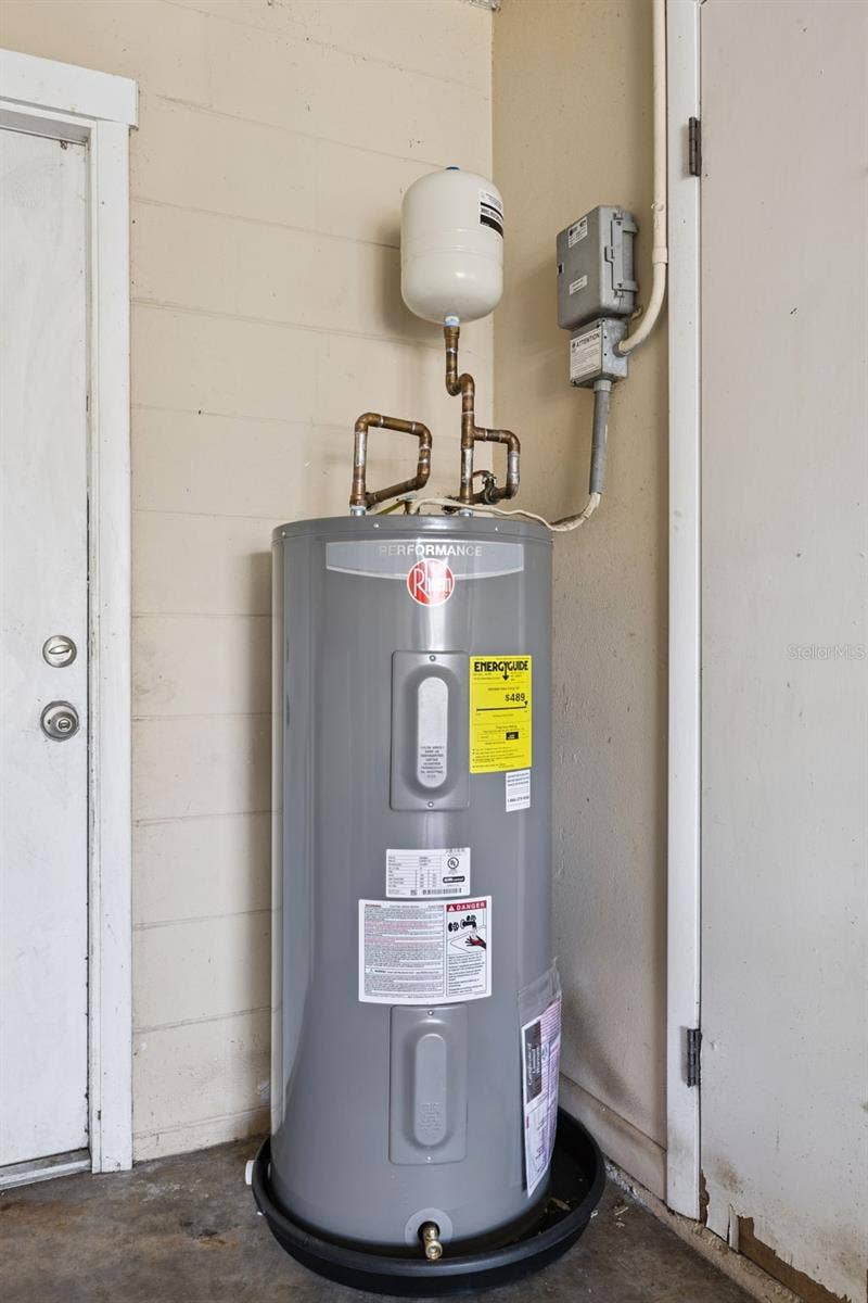 416 WINNERS CIRCLE, Lady Lake, FL 32159 New Water Heater.