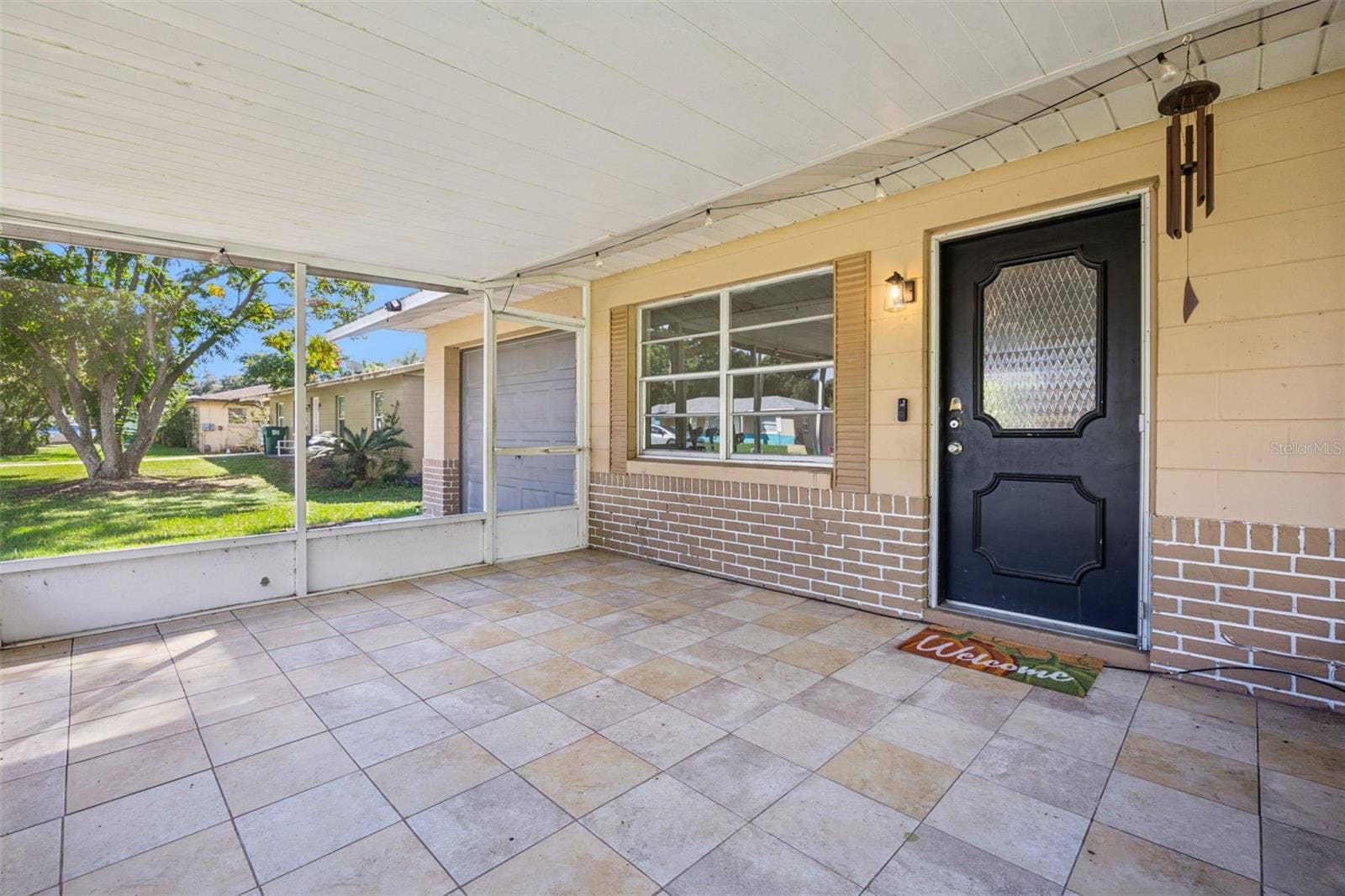 416 WINNERS CIRCLE, Lady Lake, FL 32159 Front Lanai - 14.9 x 11.6 - screened and spacious!