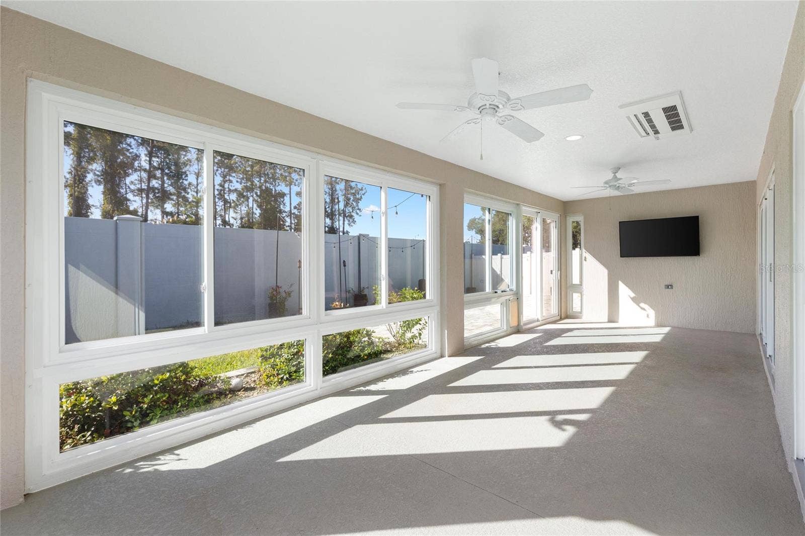 1386 KENNETH STREET, The Villages, FL 34762 ENclosed Lania