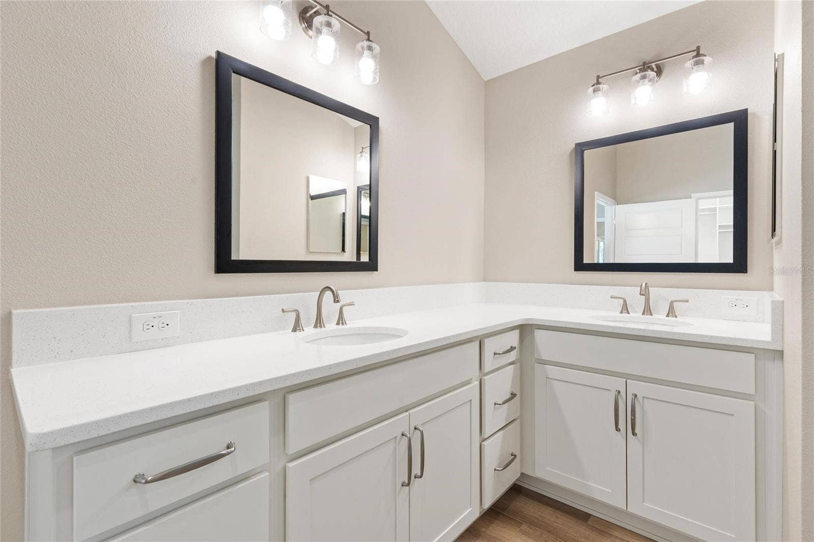 1386 KENNETH STREET, The Villages, FL 34762 Primary cabinets