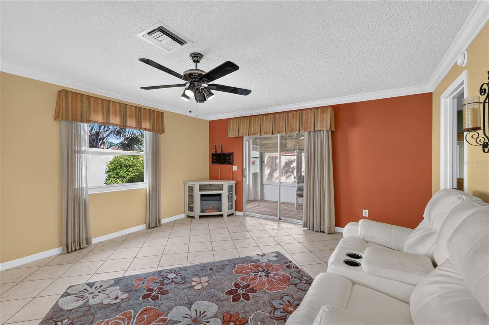 407 CARMEL AVENUE, The Villages, FL 32159 Living Room