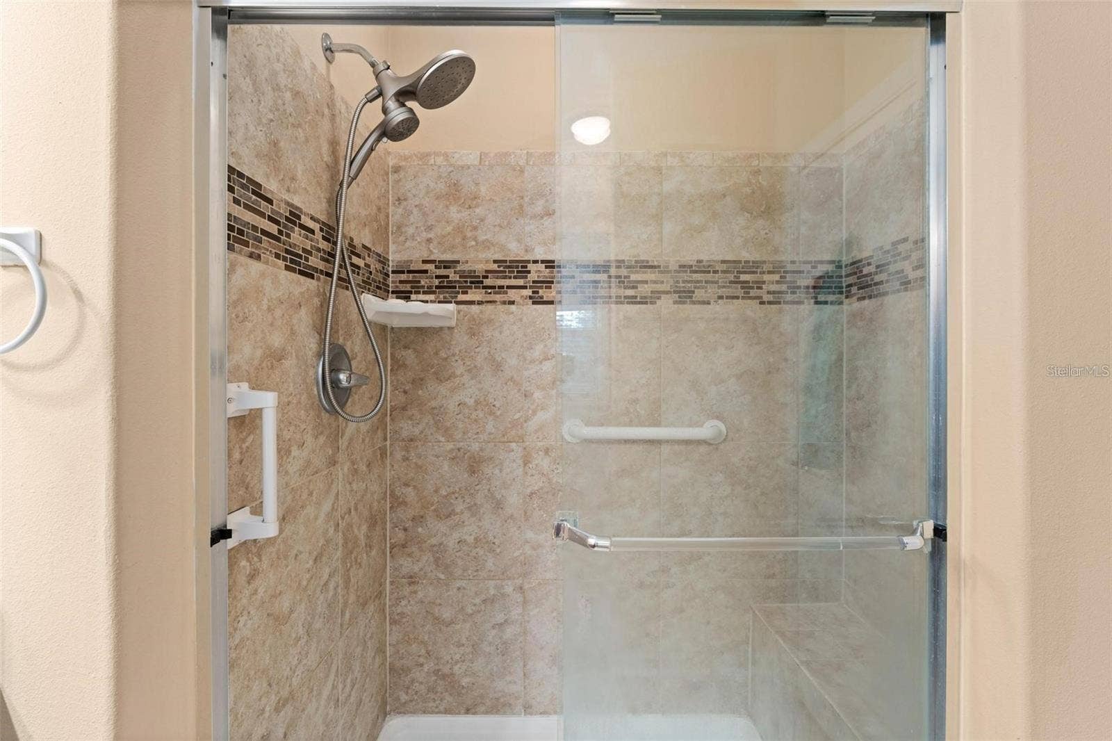 2417 VINDALE ROAD, Tavares, FL 32778 Walk-in shower