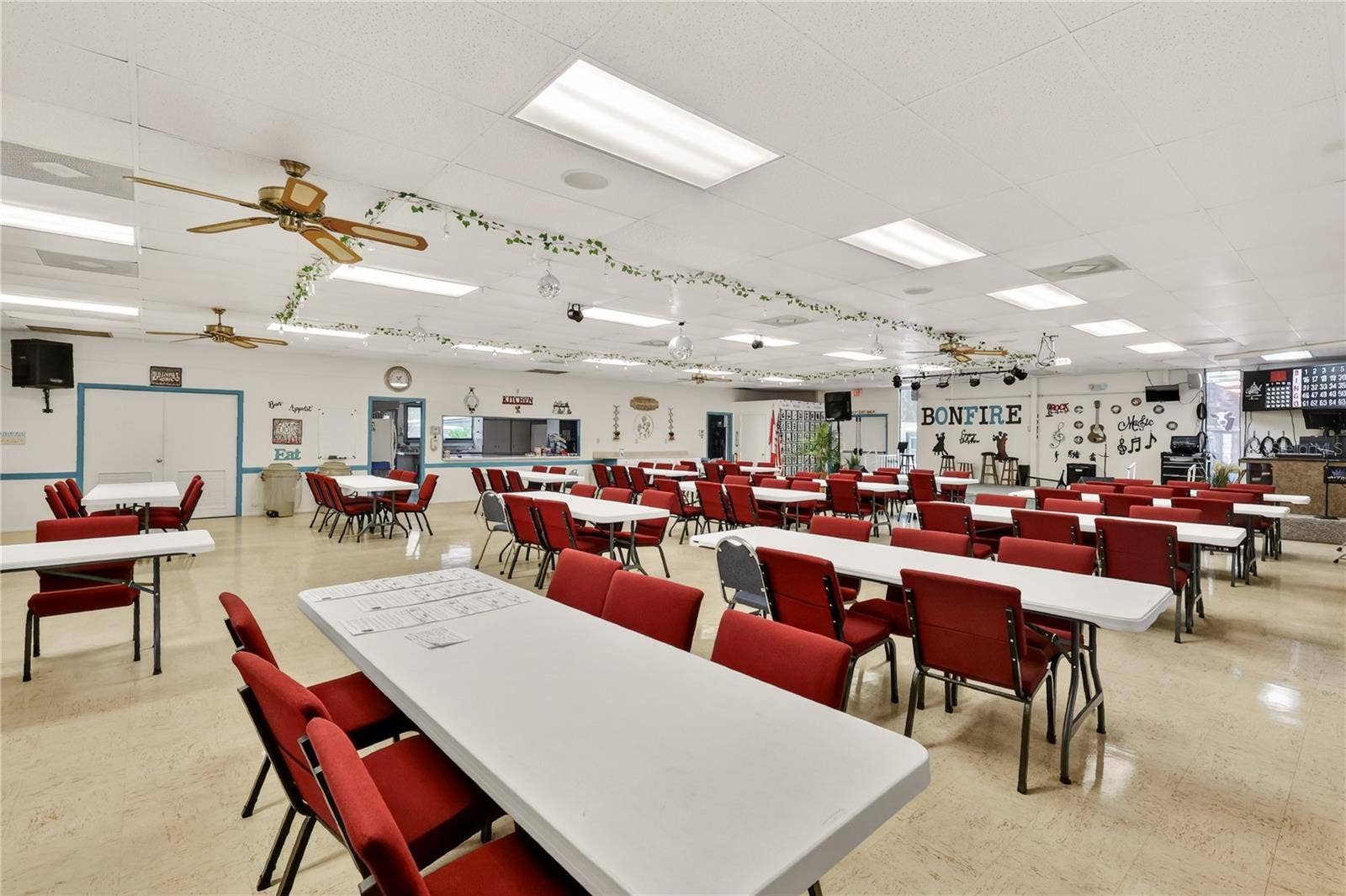 565 TAMMI DRIVE, Leesburg, FL 34788 Community Clubhouse Gathering/Dining Area