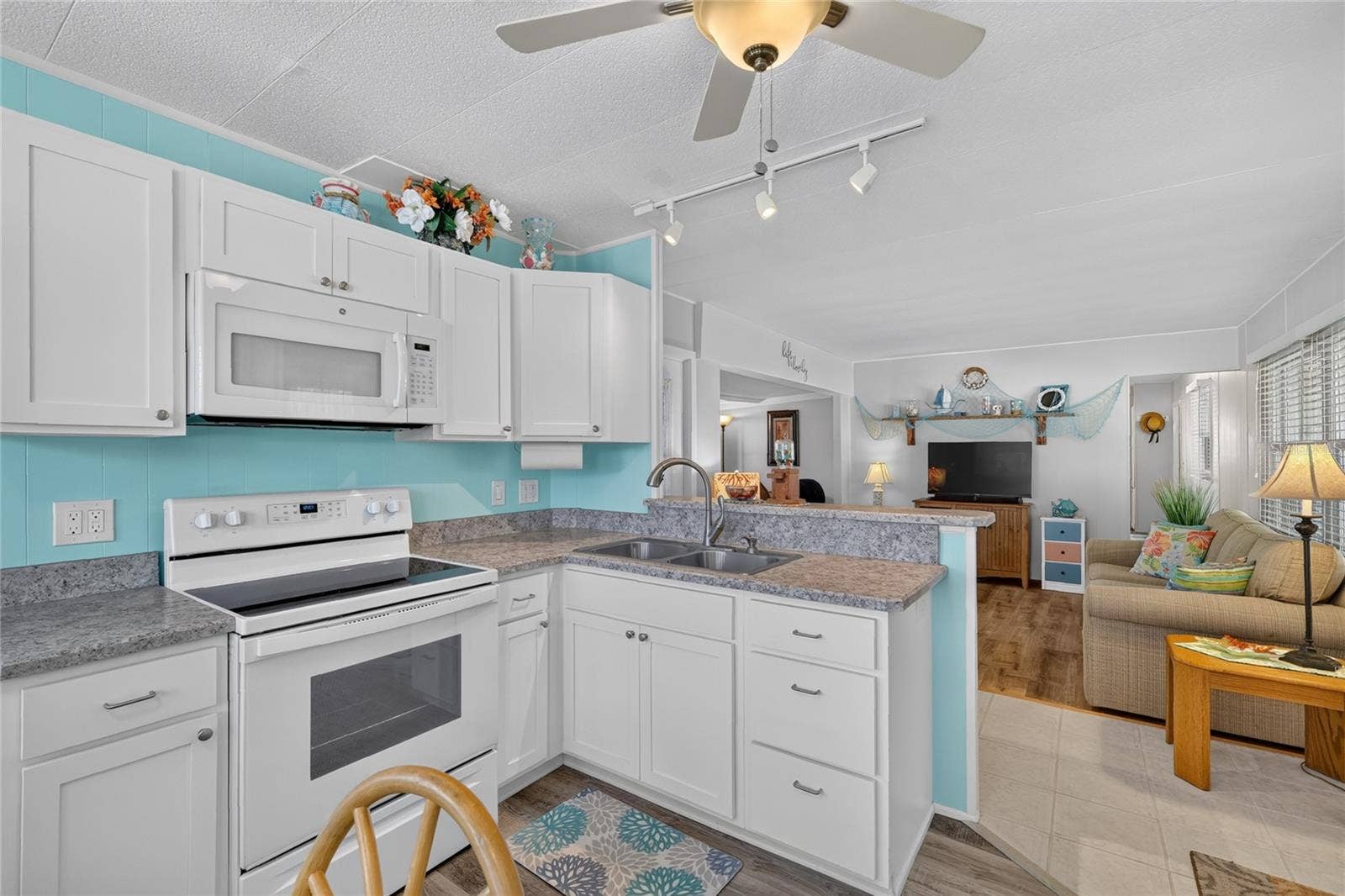565 TAMMI DRIVE, Leesburg, FL 34788 Kitchen/Living room