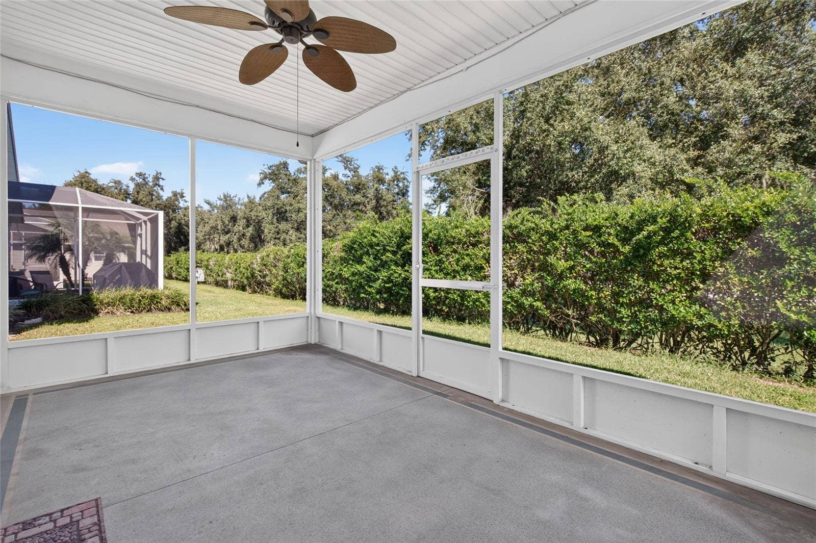 25247 CRANES ROOST CIRCLE, Leesburg, FL 34748 Screened back porch