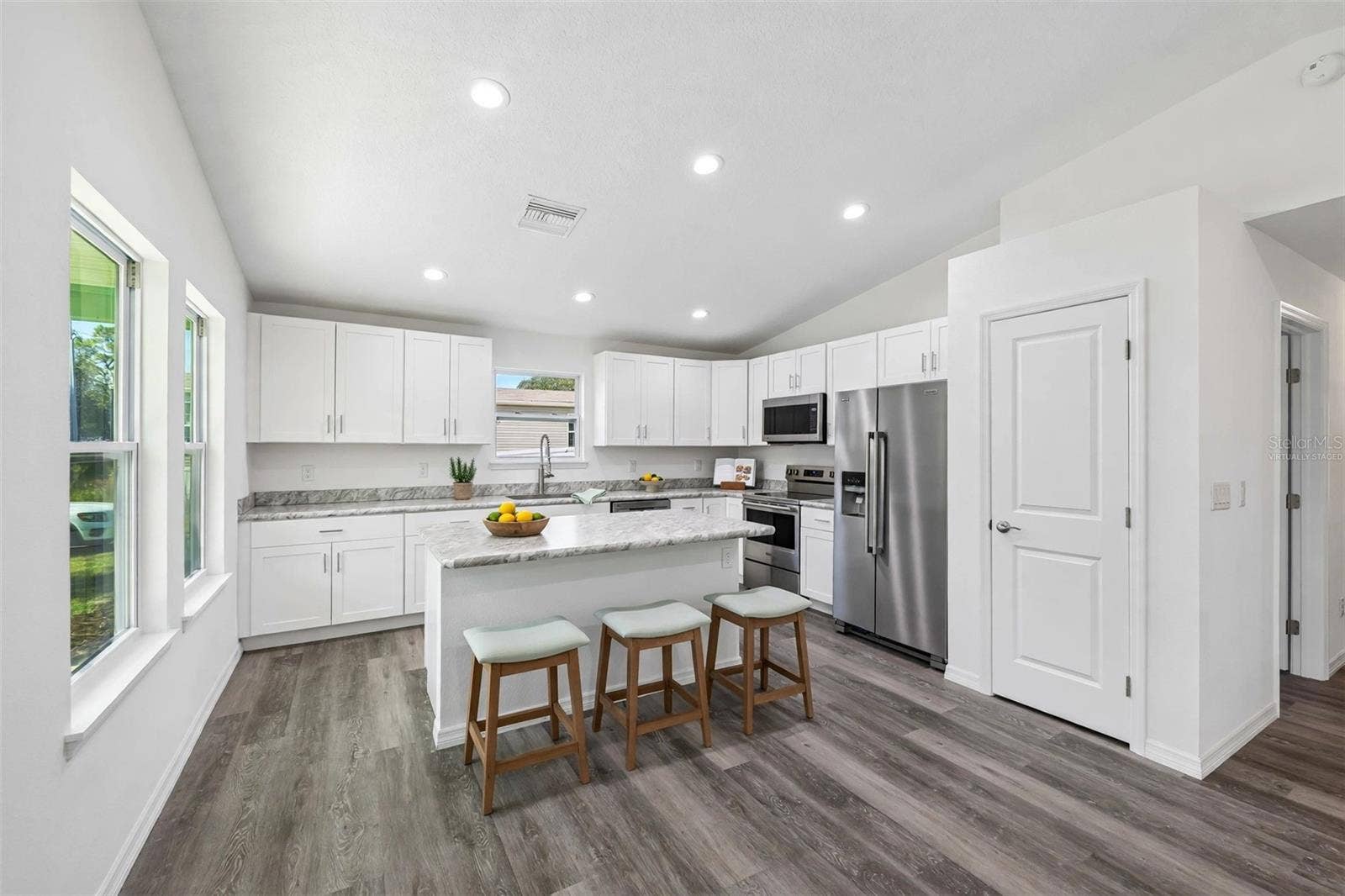 40091 OAKRIDGE DRIVE, Lady Lake, FL 32159 Virtually Staged