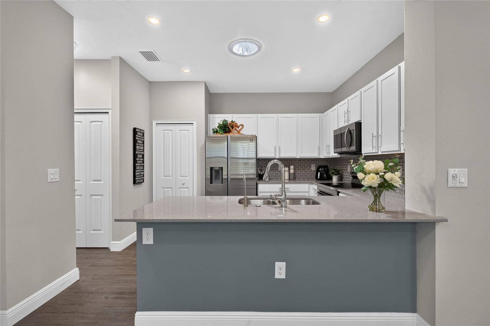 4408 BEDFORD WAY, Leesburg, FL 34748 Large breakfast bar