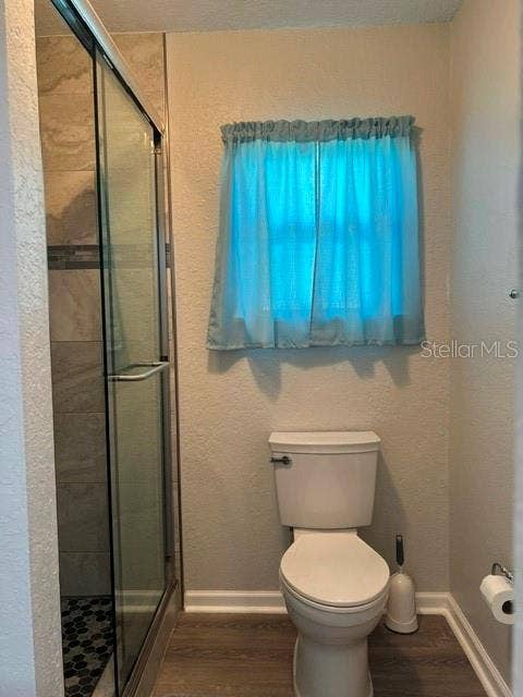 2368 CONESTOGA DRIVE, Leesburg, FL 34748 Glass Shower Doors to Tiled shower