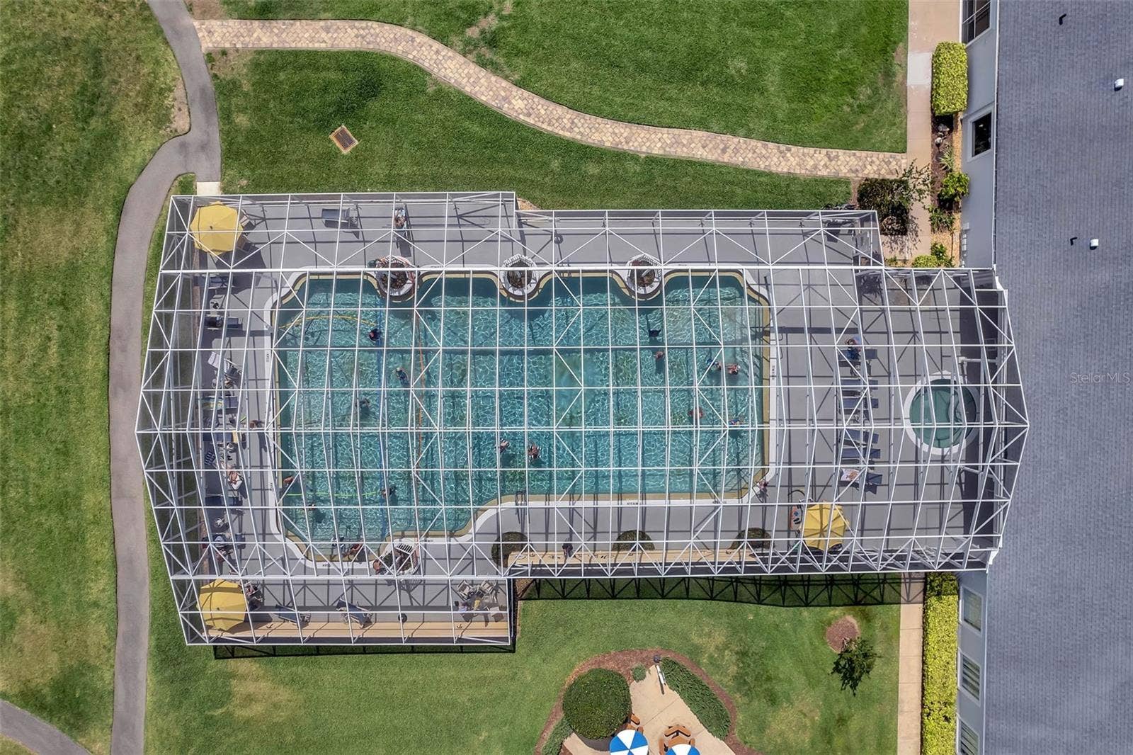 4900 CANOE COURT, Tavares, FL 32778 Heated, screened community pool.