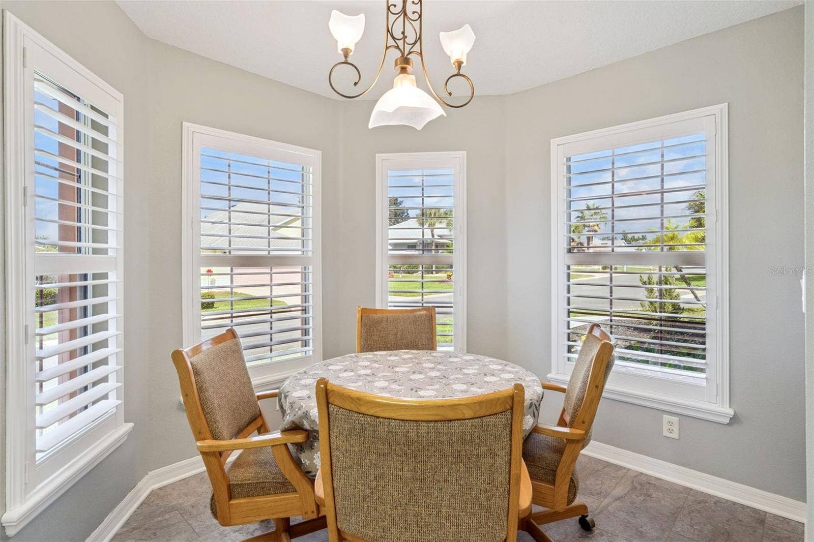 4900 CANOE COURT, Tavares, FL 32778 Eat-in nook wrapped in windows and plantation shutters.
