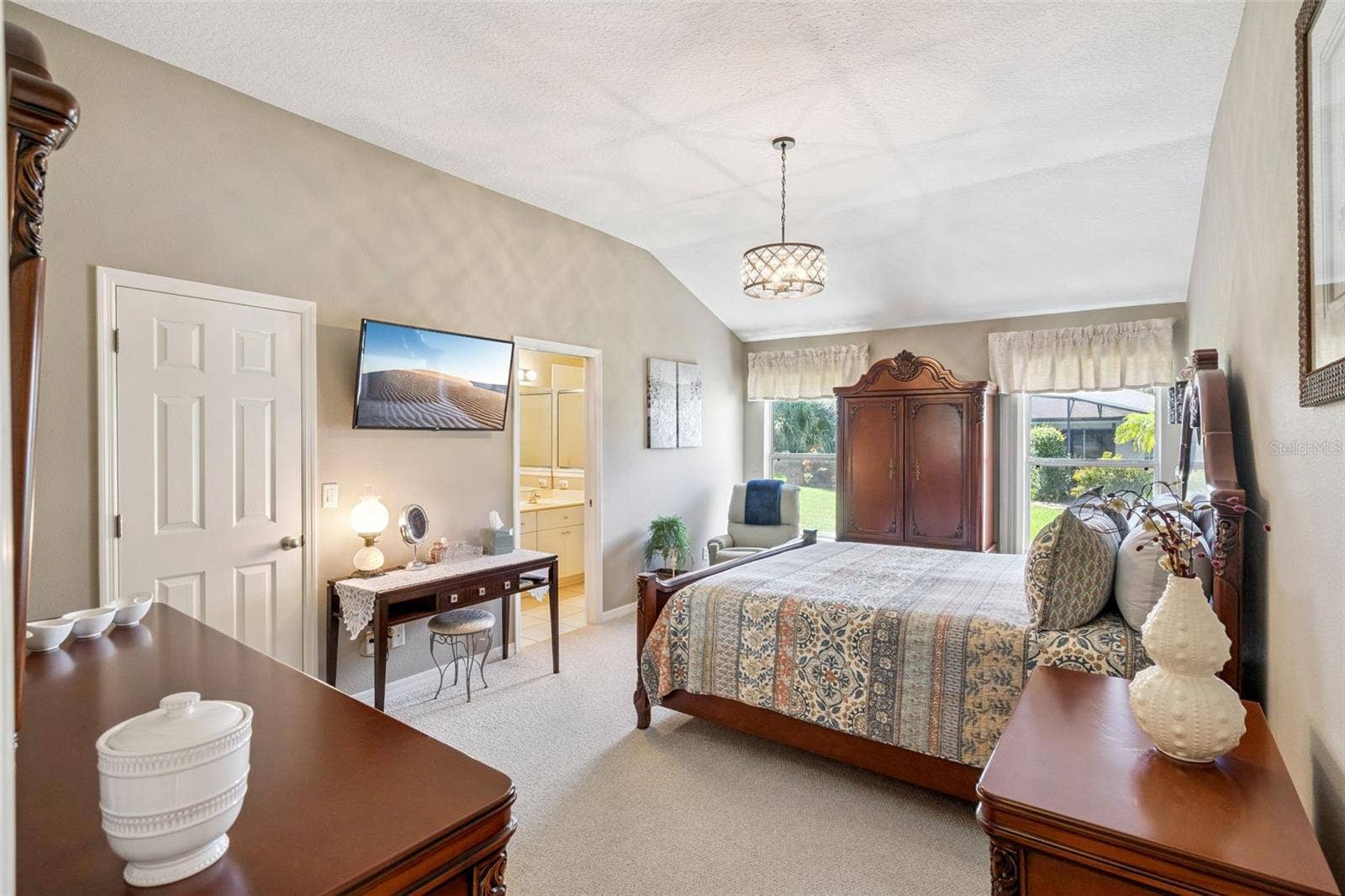 4900 CANOE COURT, Tavares, FL 32778 Primary suite with walk-in closet and en-suite bath.