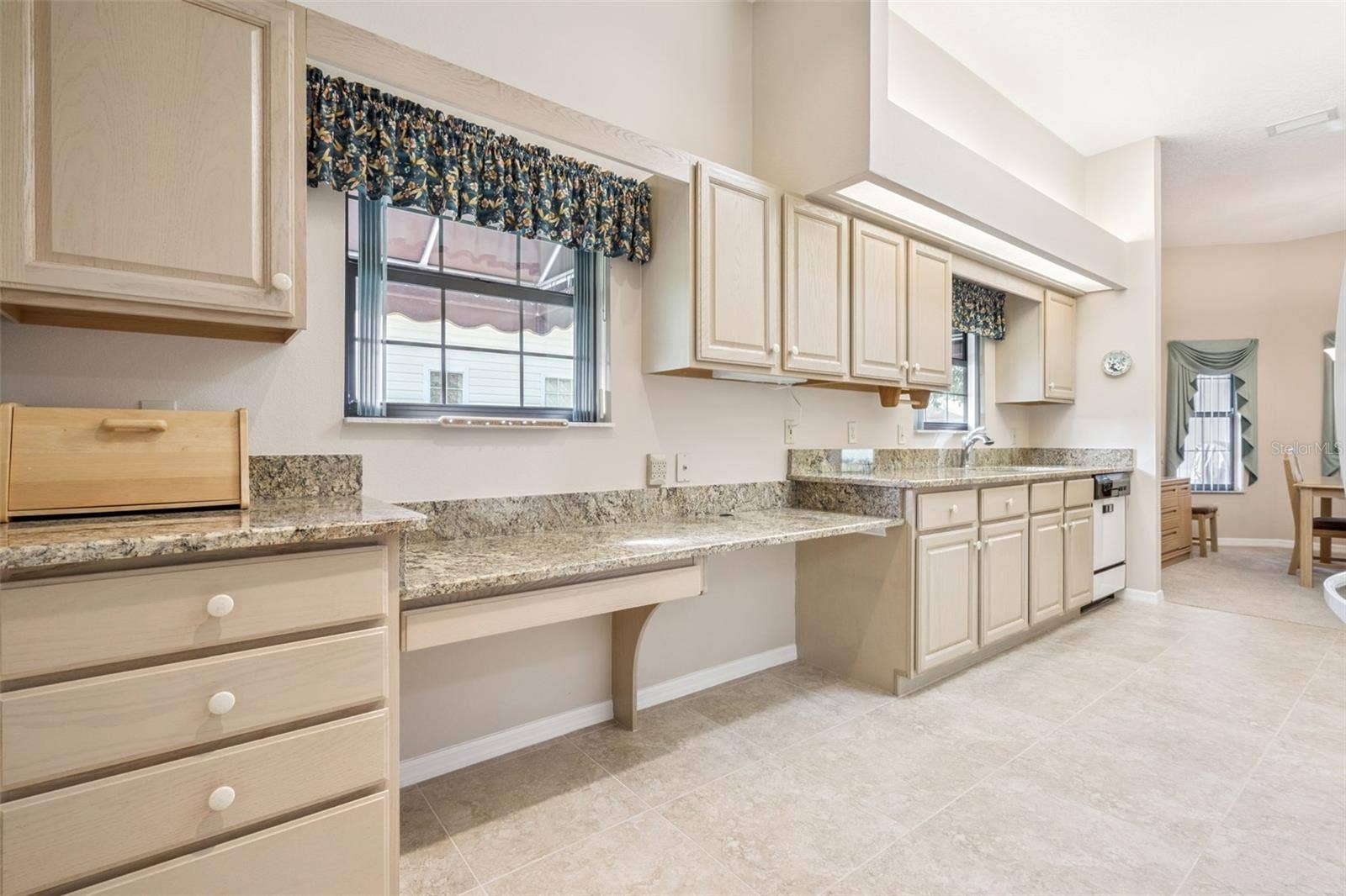 461 BAYTREE BOULEVARD, Tavares, FL 32778 Built In Desk