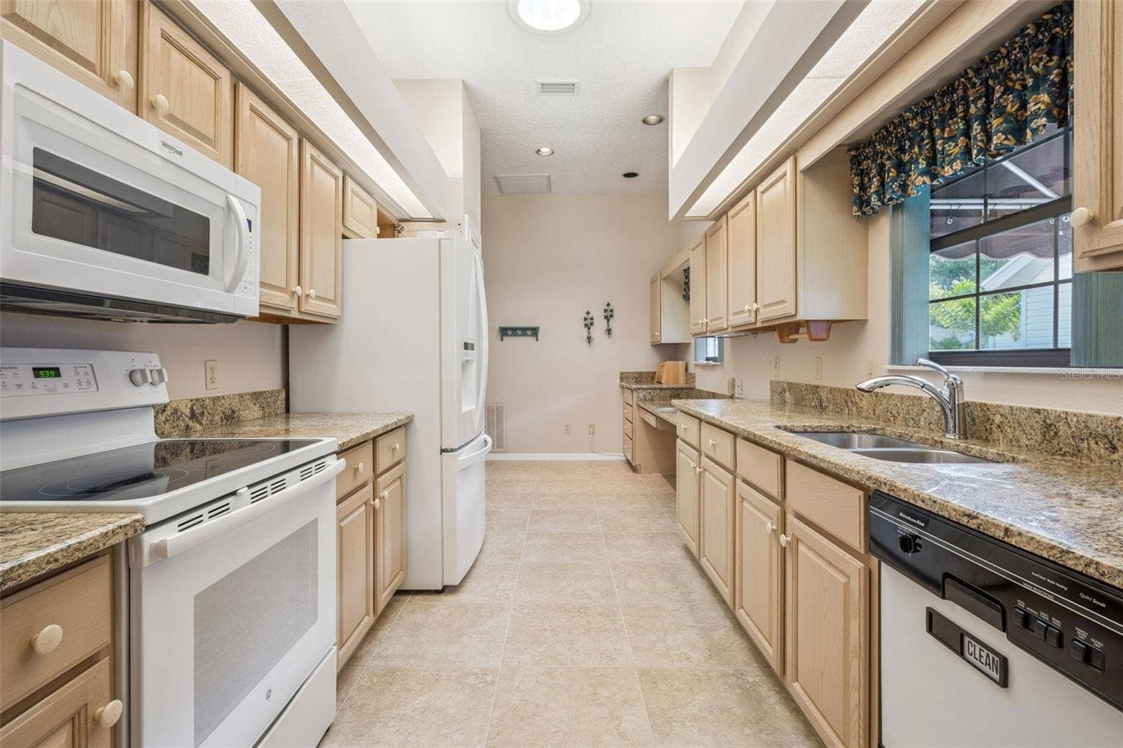 461 BAYTREE BOULEVARD, Tavares, FL 32778 Kitchen