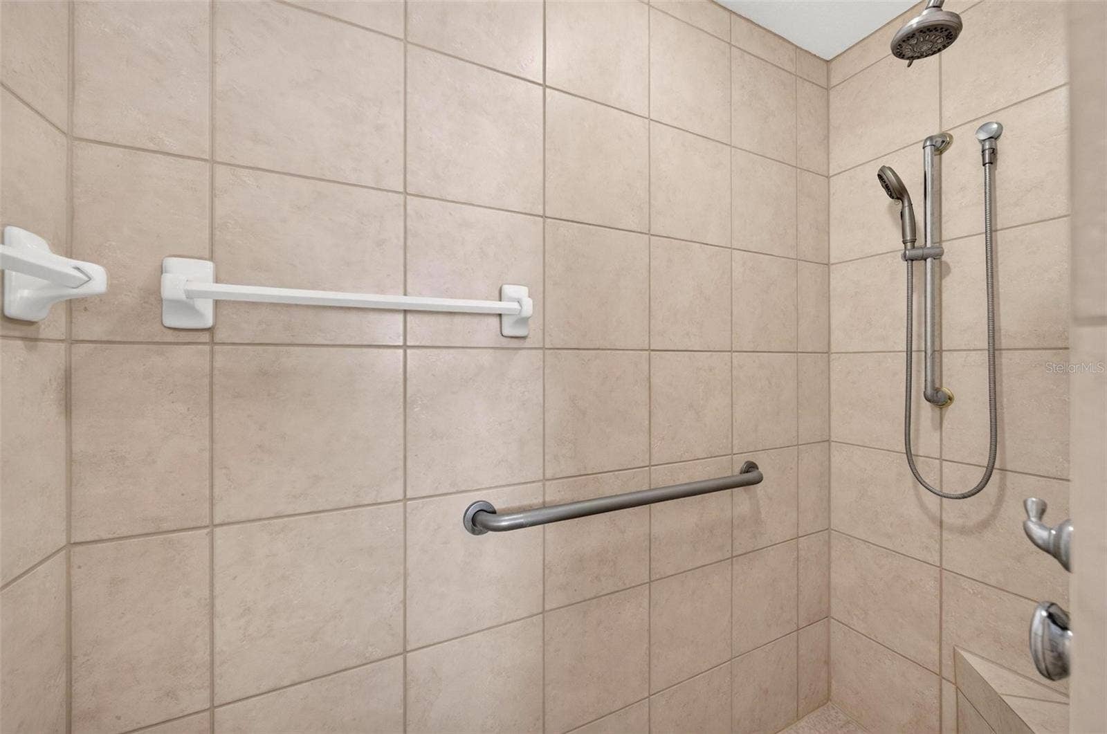 5486 BOUNTY CIRCLE, Tavares, FL 32778 5486 BOUNTY CIRCLE, Tavares, FL 32778
