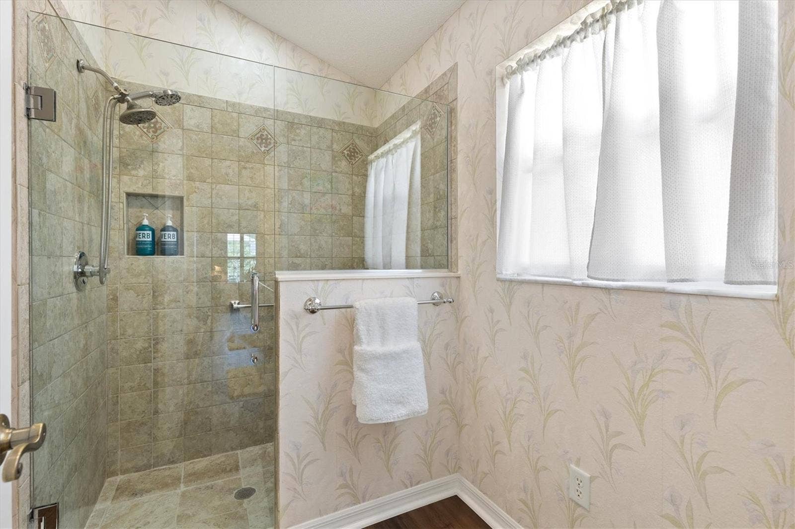 7146 SE 173RD ARLINGTON LOOP, #62, The Villages, FL 32162 Gorgeous Upgraded Shower with Bench Seating