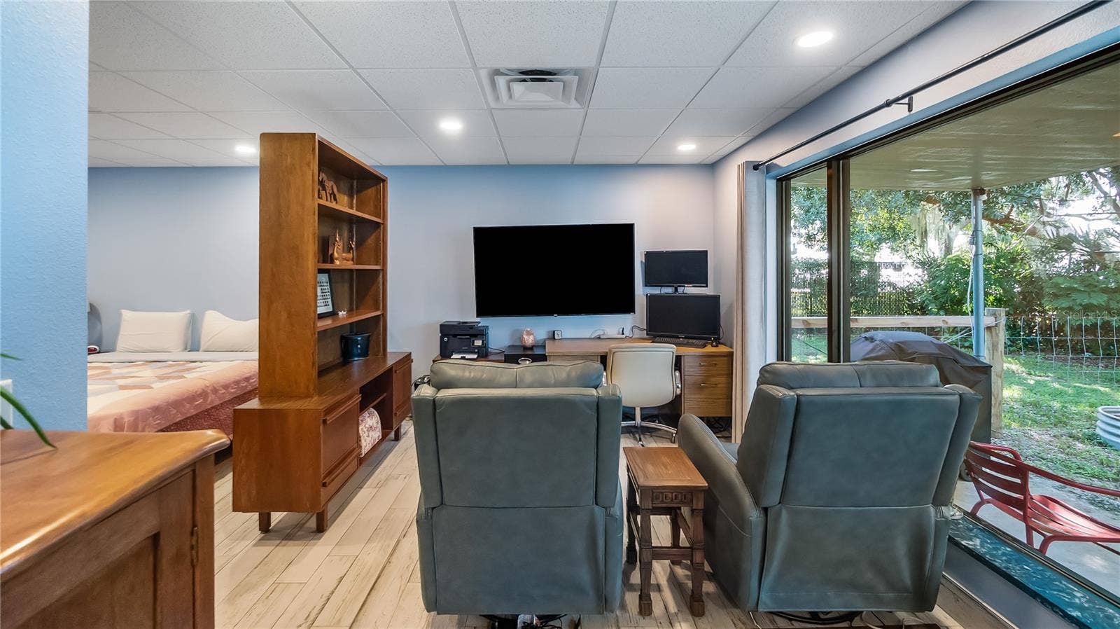 1730 NITA PLACE, Clermont, FL 34711 Detached garage and apartment. 2 car parking plus storage. Driveway off Lakeshore drive, little fenced in back yard. Full kitchen, laundry closet. remodeled. Pre wired for generator plug access so it can be run on a generator.