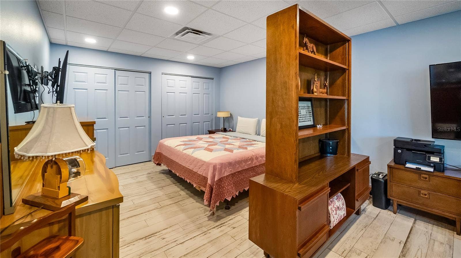 1730 NITA PLACE, Clermont, FL 34711 Detached garage and apartment. 2 car parking plus storage. Driveway off Lakeshore drive, little fenced in back yard. Full kitchen, laundry closet. remodeled. Pre wired for generator plug access so it can be run on a generator.