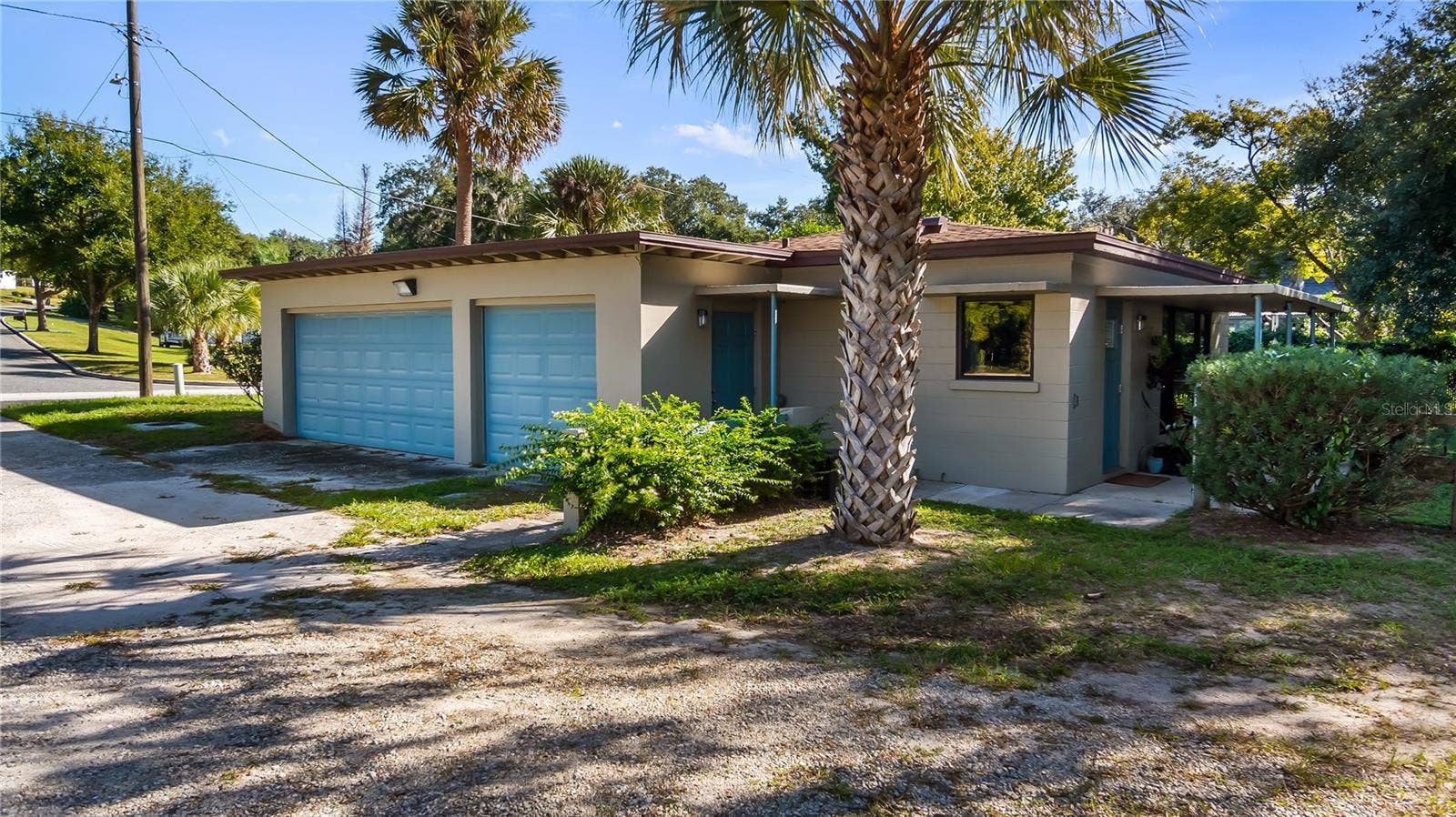 1730 NITA PLACE, Clermont, FL 34711 Detached garage and apartment. 2 car parking plus storage. Driveway off Lakeshore drive, little fenced in back yard. Full kitchen, laundry closet. remodeled. Pre wired for generator plug access so it can be run on a generator.