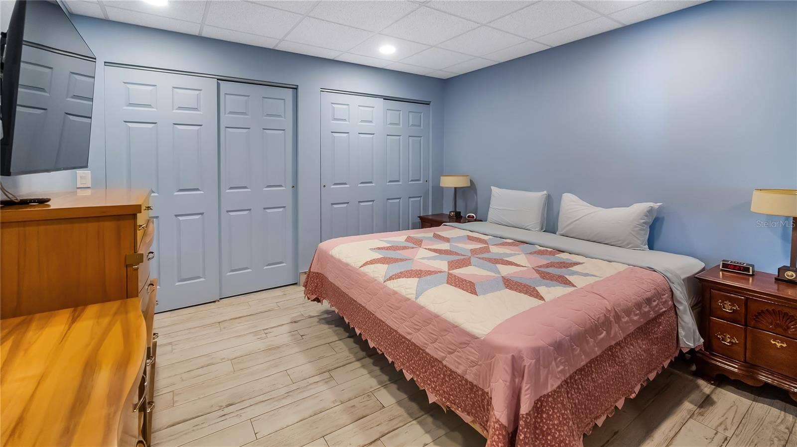 1730 NITA PLACE, Clermont, FL 34711 Detached garage and apartment. 2 car parking plus storage. Driveway off Lakeshore drive, little fenced in back yard. Full kitchen, laundry closet. remodeled. Pre wired for generator plug access so it can be run on a generator.