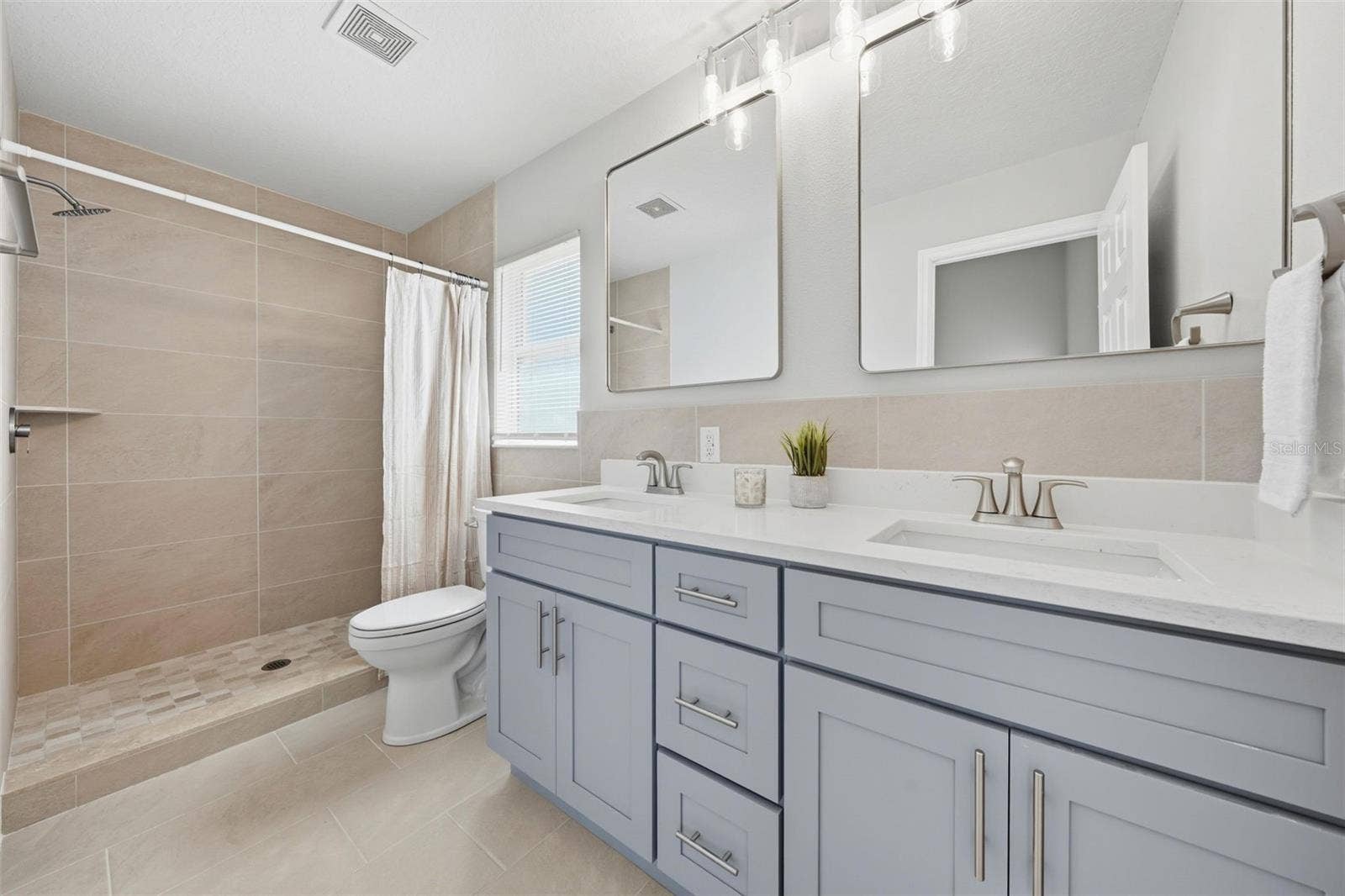 Primary En-Suite bathroom
