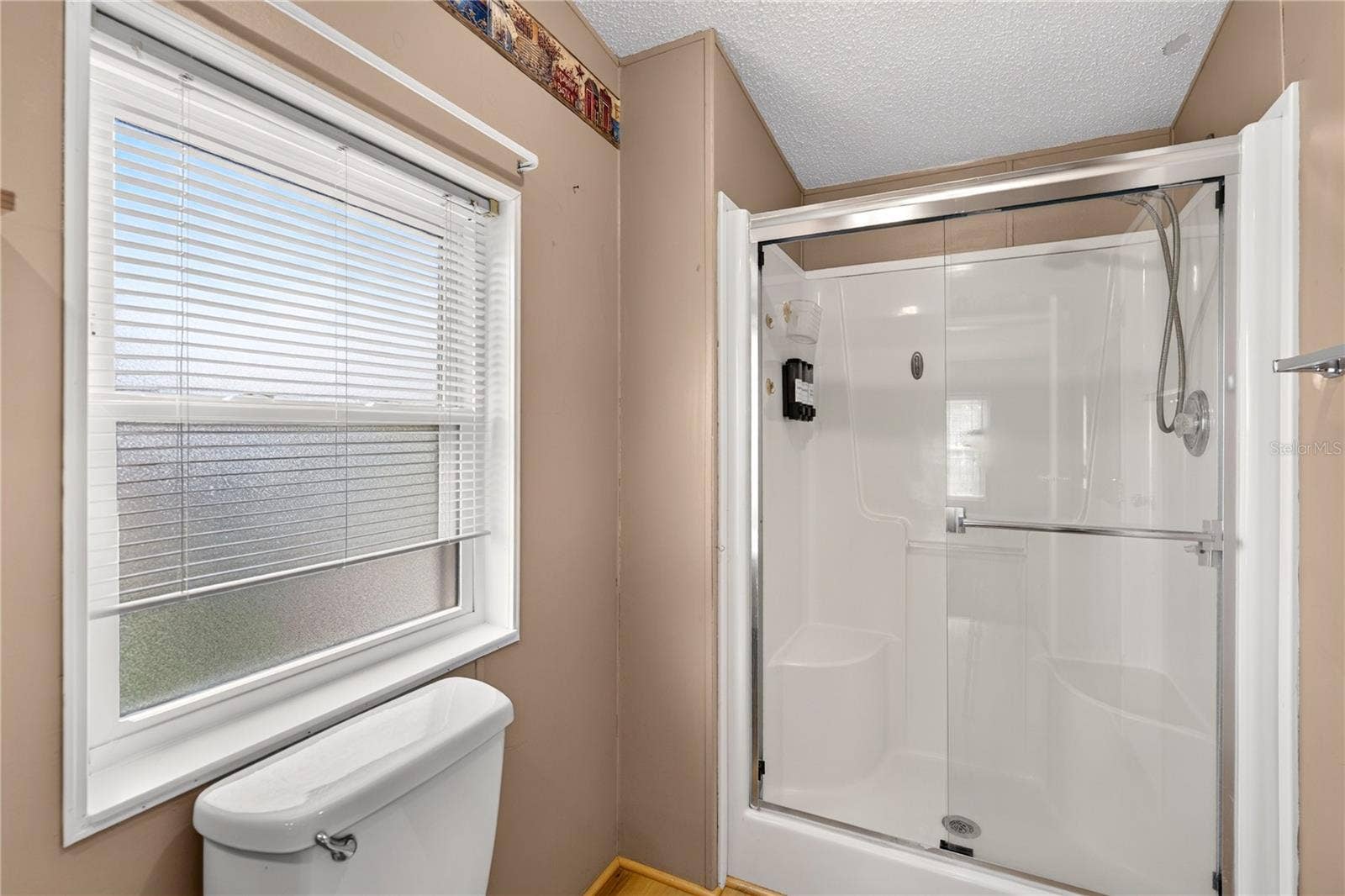 2722 VINDALE ROAD, Tavares, FL 32778 Walk-in shower