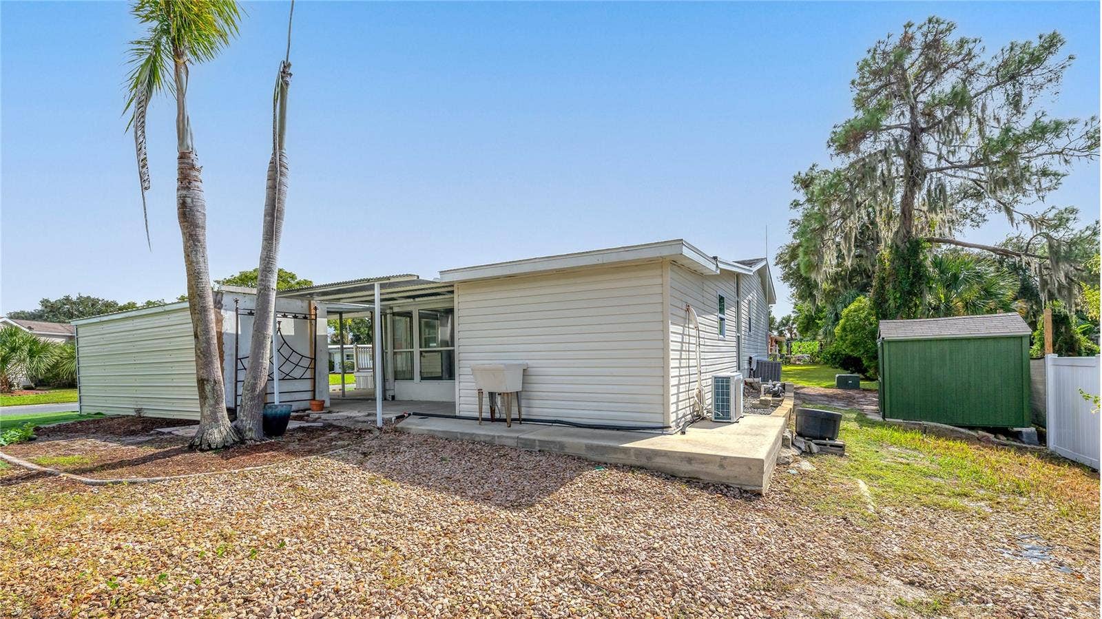 2722 VINDALE ROAD, Tavares, FL 32778 Outdoor shed & utility sink