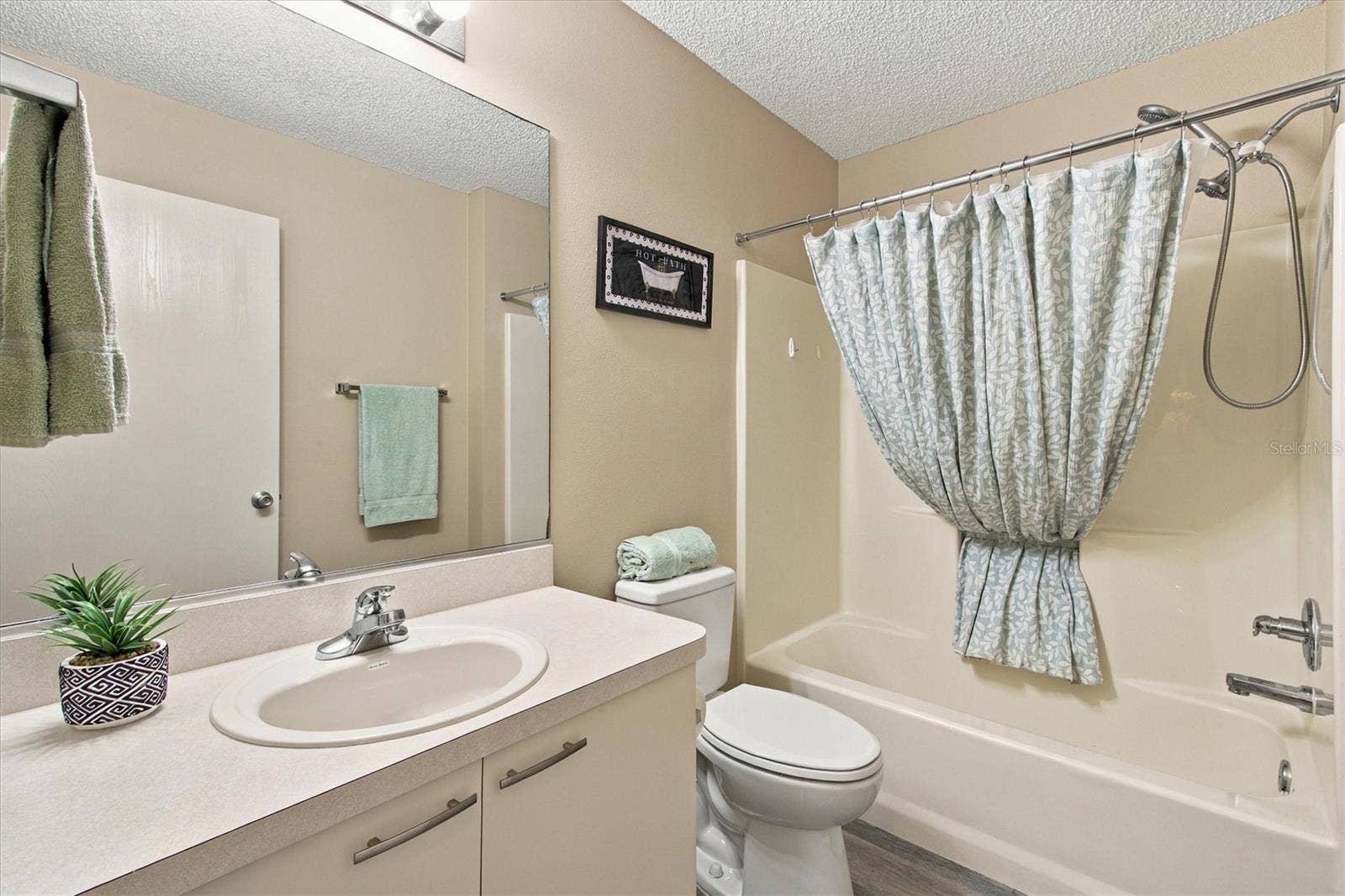16940 SE 81ST ELLERSLIE COURT, The Villages, FL 32162 16940 SE 81ST ELLERSLIE COURT, The Villages, FL 32162