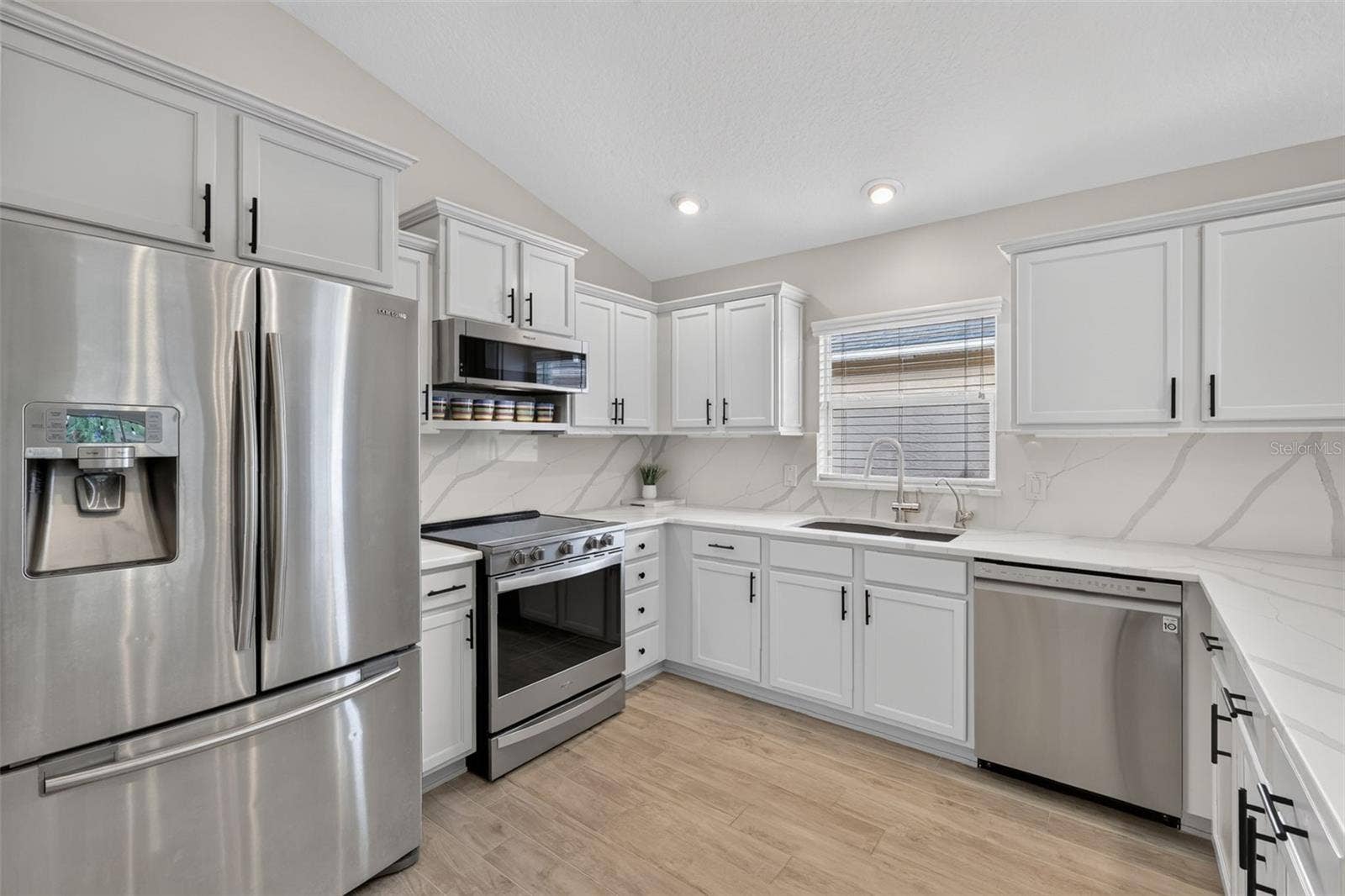 3435 ALLISON PLACE, The Villages, FL 32163 Low Profile Microwave - Oak Cabinets w/Crown Molding & Pull Out Drawers