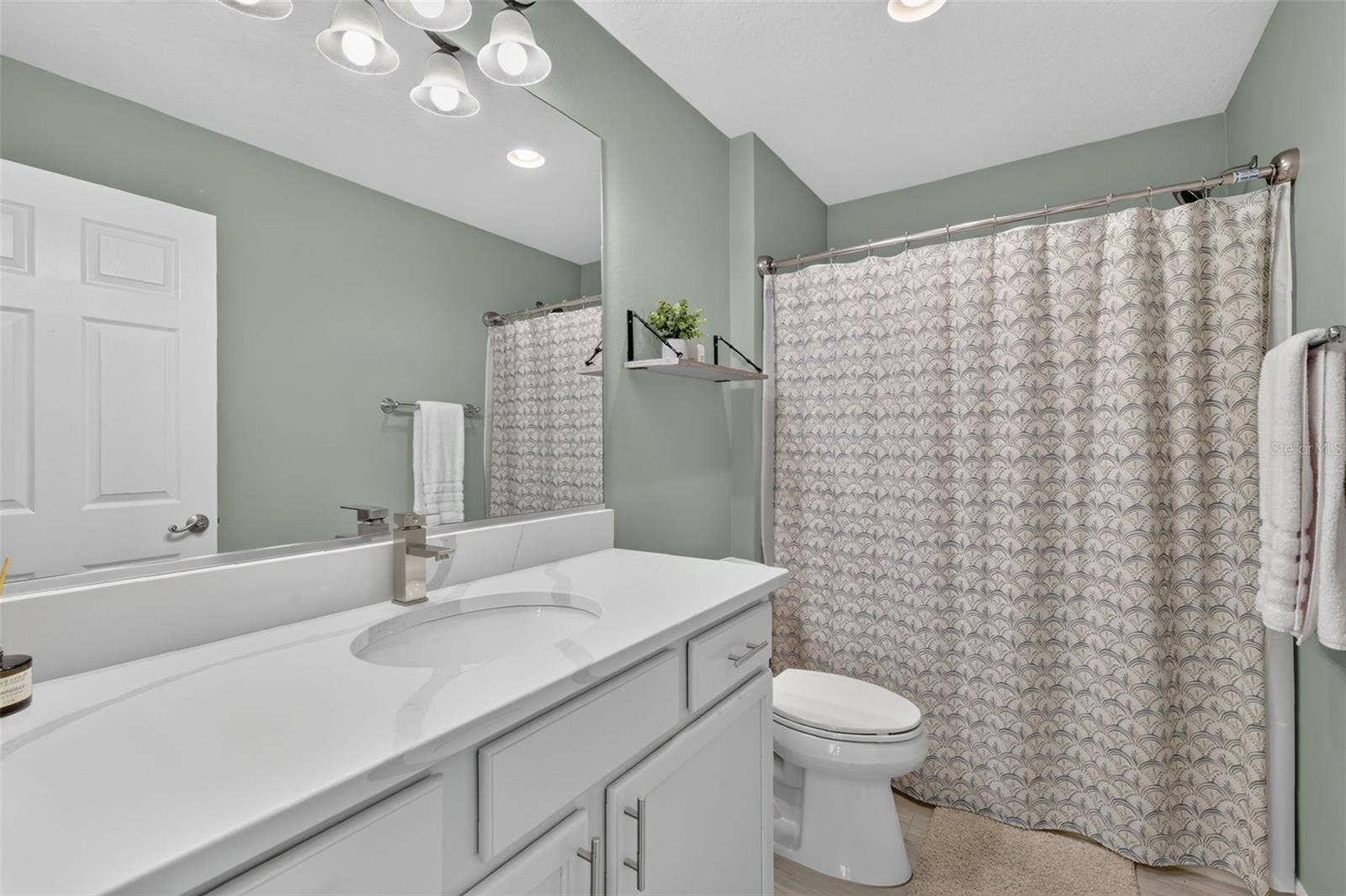 3435 ALLISON PLACE, The Villages, FL 32163 2nd Bathroom with spacious Quartz Counter - Tub/Shower Combo