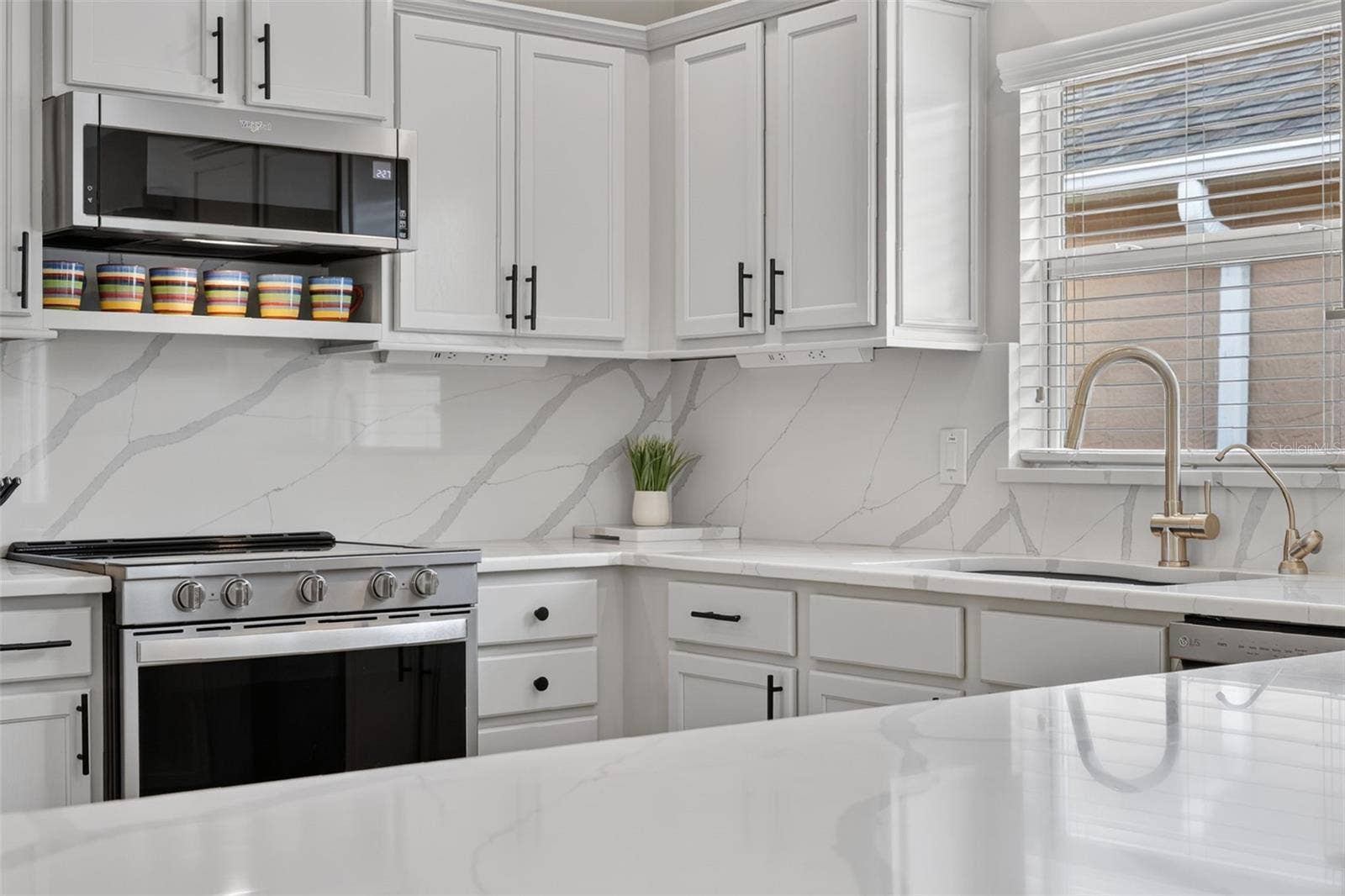 3435 ALLISON PLACE, The Villages, FL 32163 Wood Cabinets - Quartz Counters - Under Cabinet Lights & Outlets