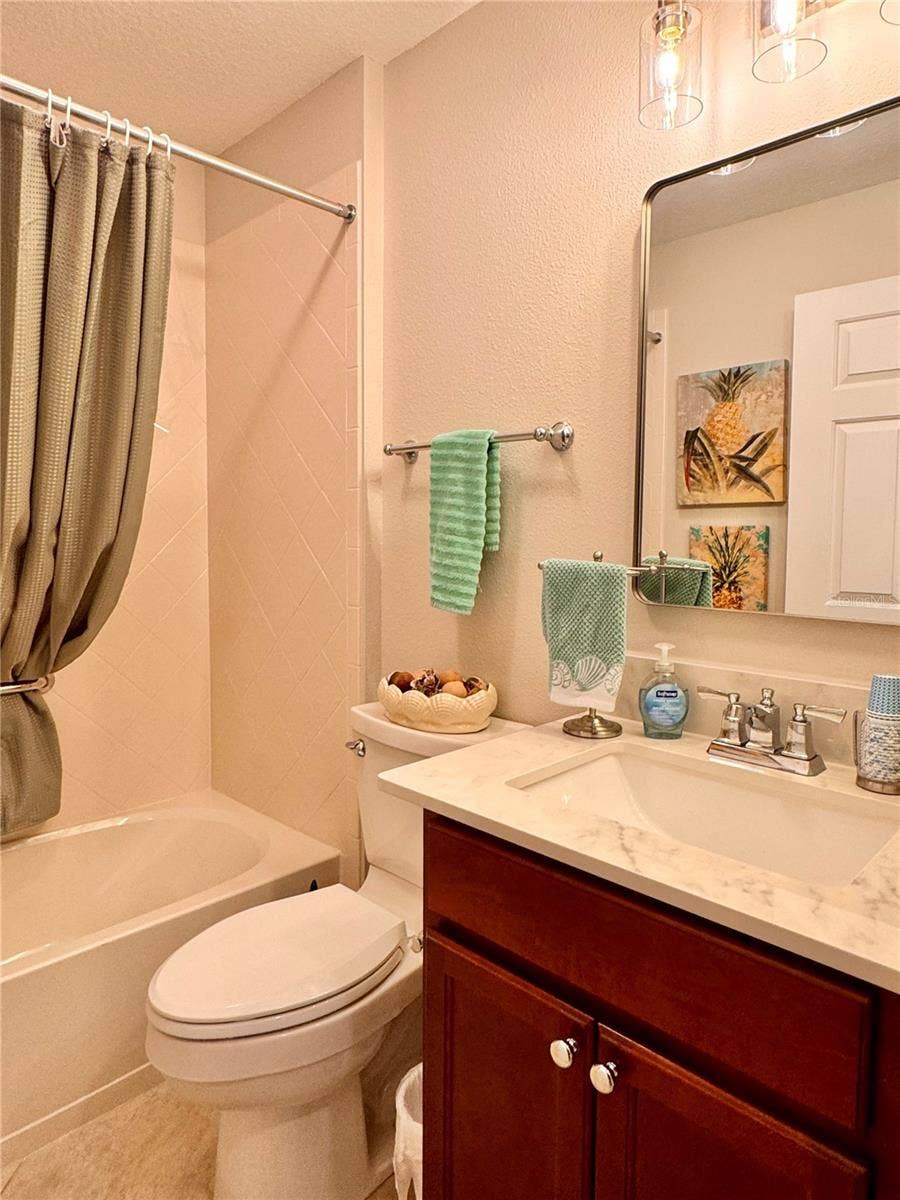 2268 SUTTON TERRACE, The Villages, FL 32162 Guest Bath between the 2 Guest Rooms