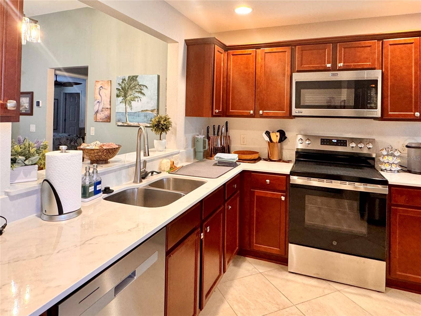 2268 SUTTON TERRACE, The Villages, FL 32162 Beautiful Quartz counters