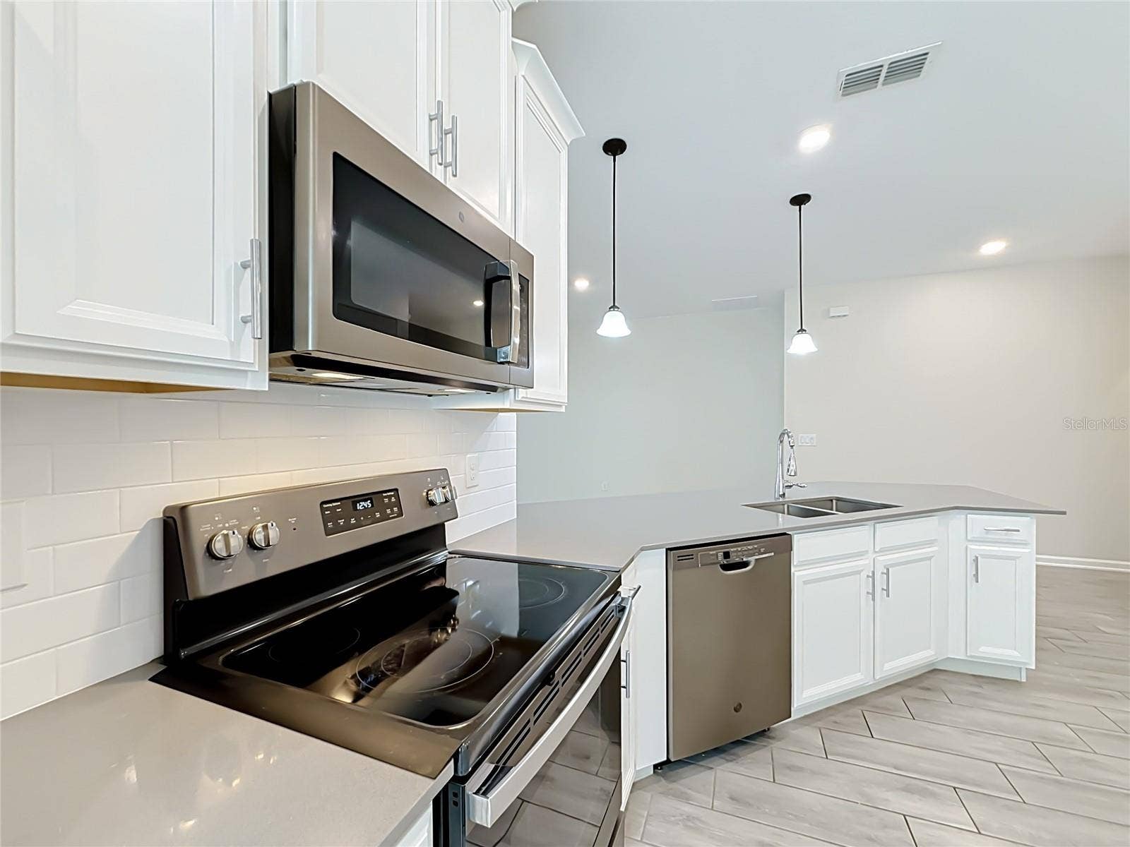 860 CARMILLION CT, Groveland, FL 34736 860 CARMILLION CT, Groveland, FL 34736