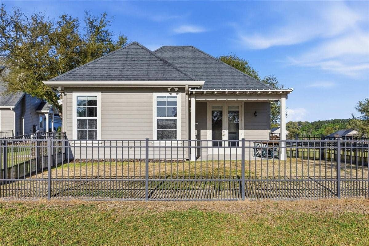 10401 NW 153RD TERRACE, Alachua, FL 32615 Guest house is fully-fenced. Ideal for weekend guests with pets.