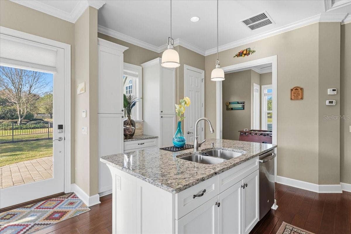 10401 NW 153RD TERRACE, Alachua, FL 32615 Custom built-ins