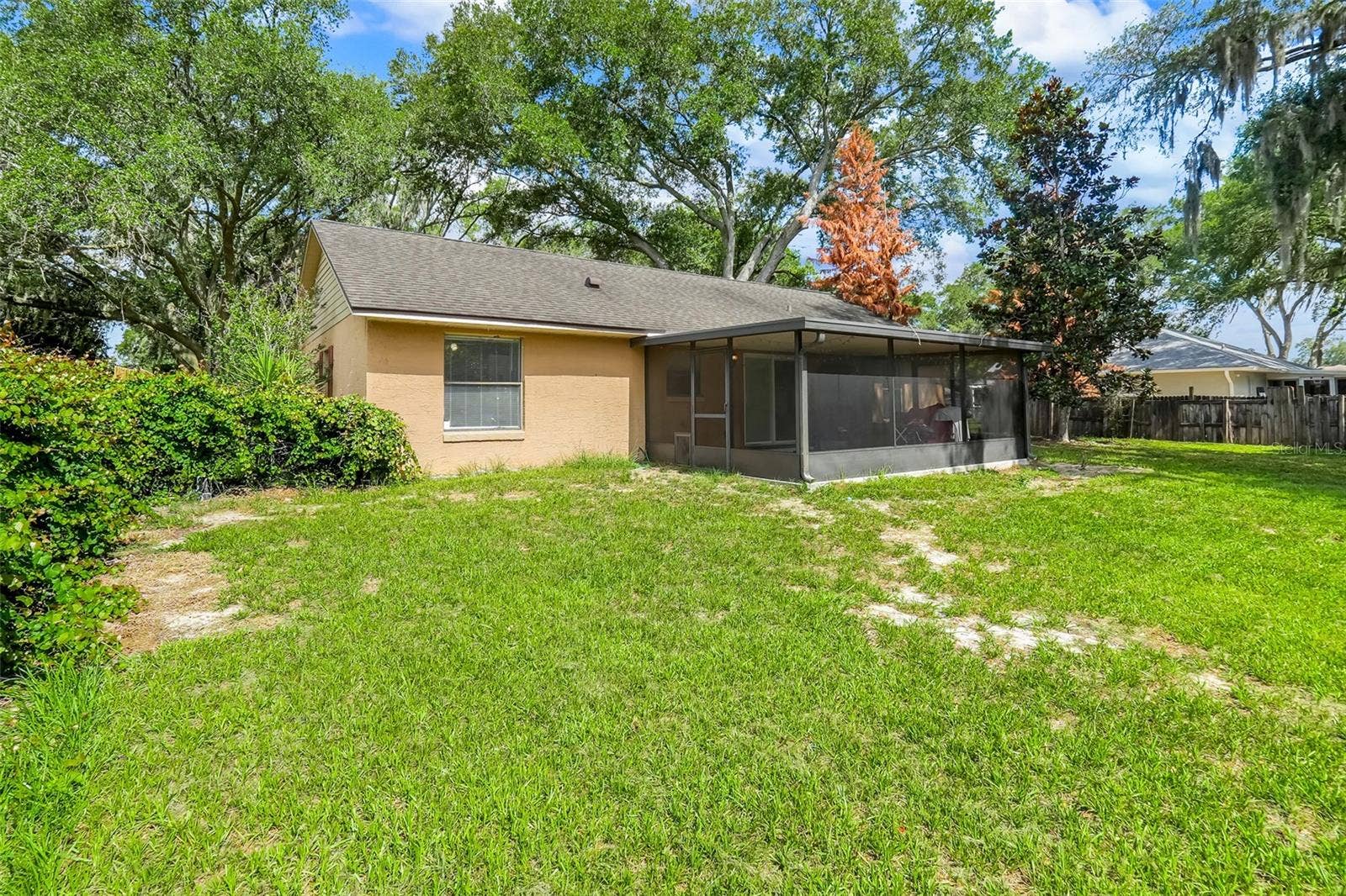 207 HOWARD COURT, Mascotte, FL 34753