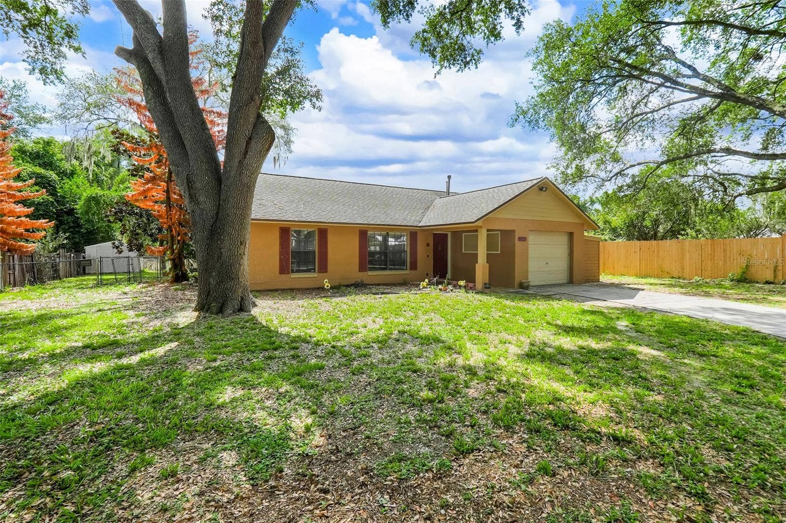 207 HOWARD COURT, Mascotte, FL 34753