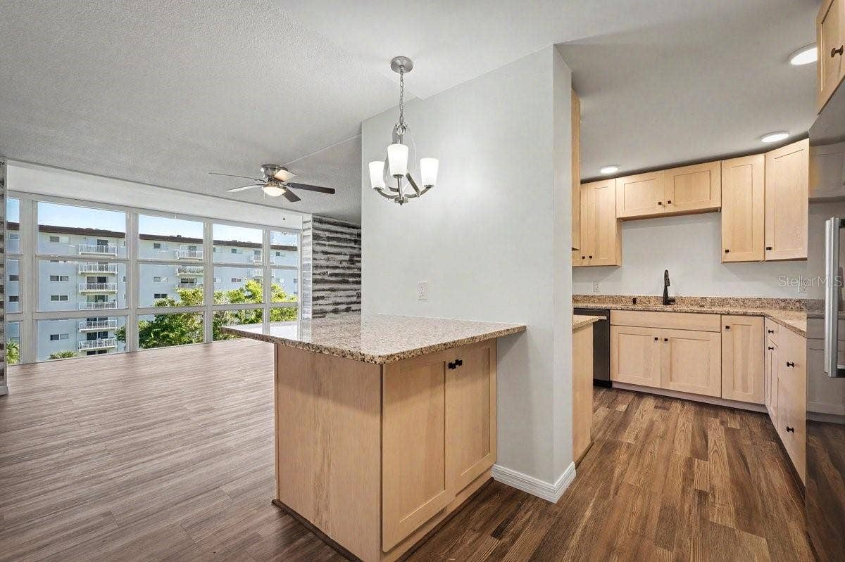 1224 S PENINSULA DRIVE, #621, Daytona Beach, FL 32118 breakfast bar
