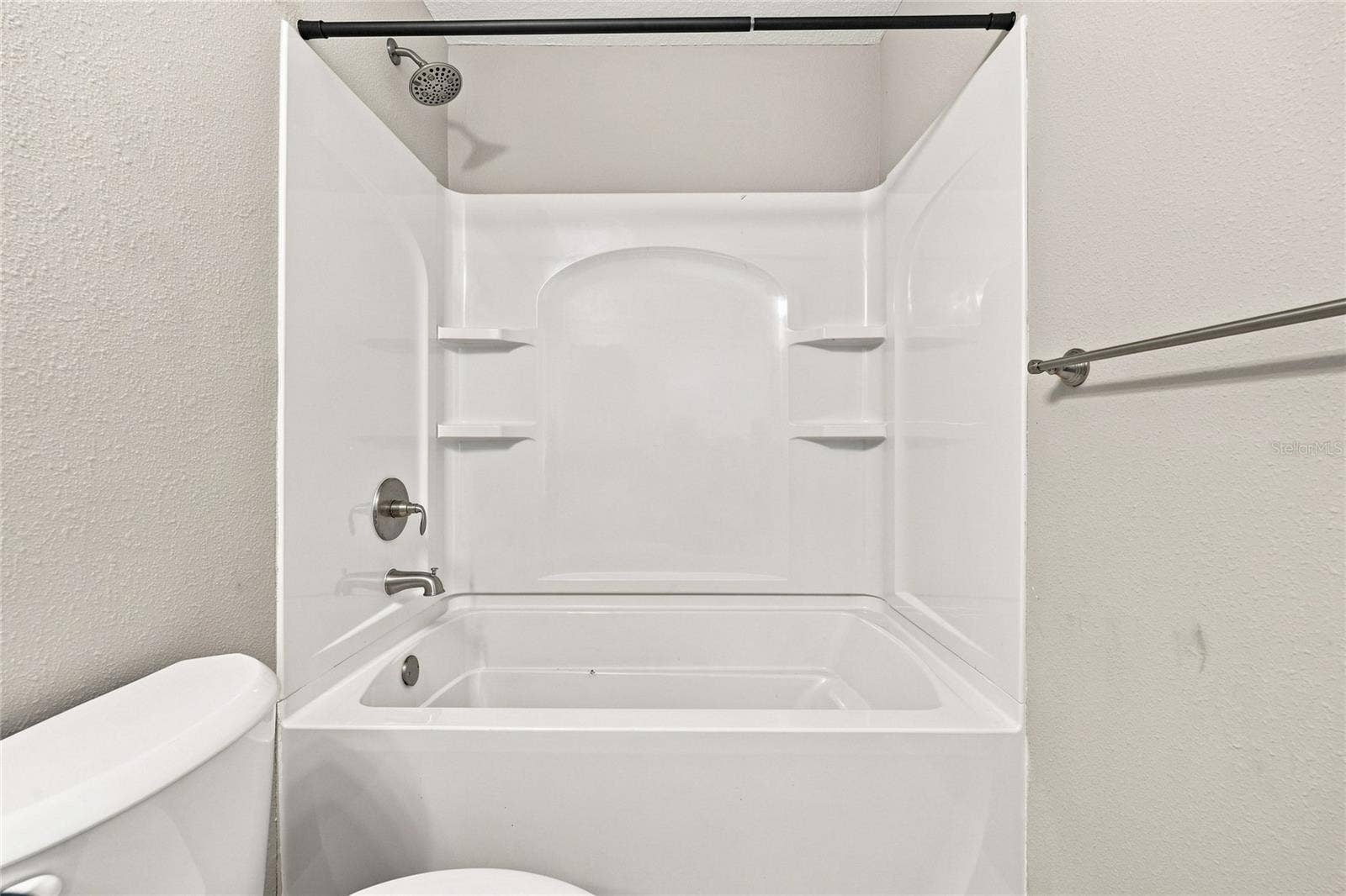 7390 N IRELAND DRIVE, Dunnellon, FL 34434 Tub & Shower Combo