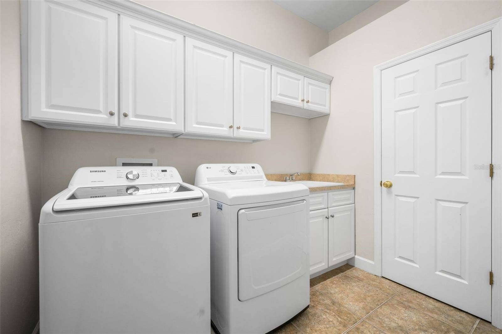 11952 NW 69TH WAY, Alachua, FL 32615 Laundry room off of the garage