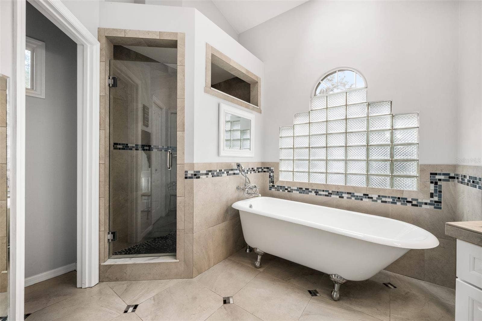 2712 NW 29TH PLACE, Gainesville, FL 32605 Updated master bath