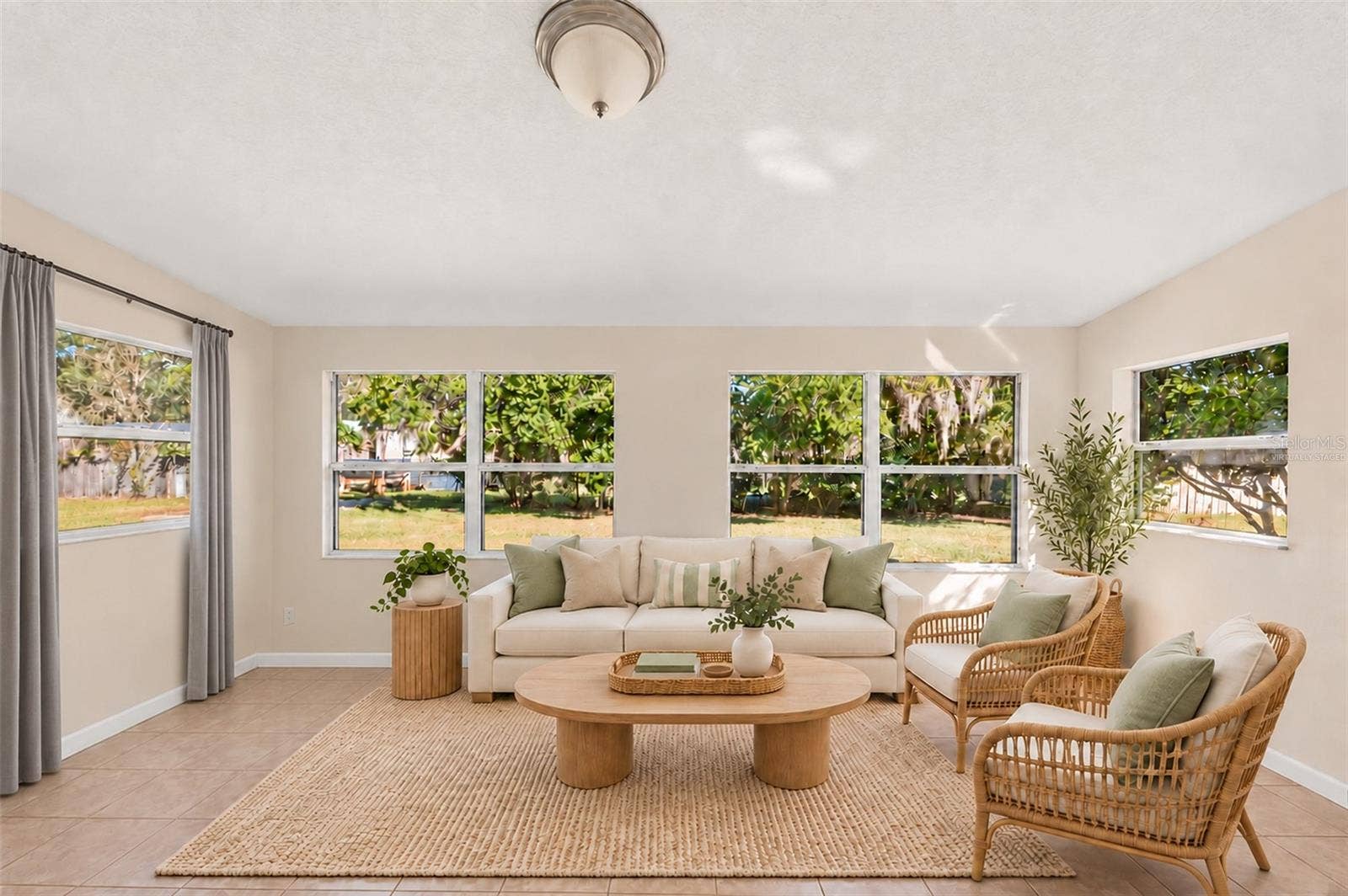 Florida Room *Virtually Staged